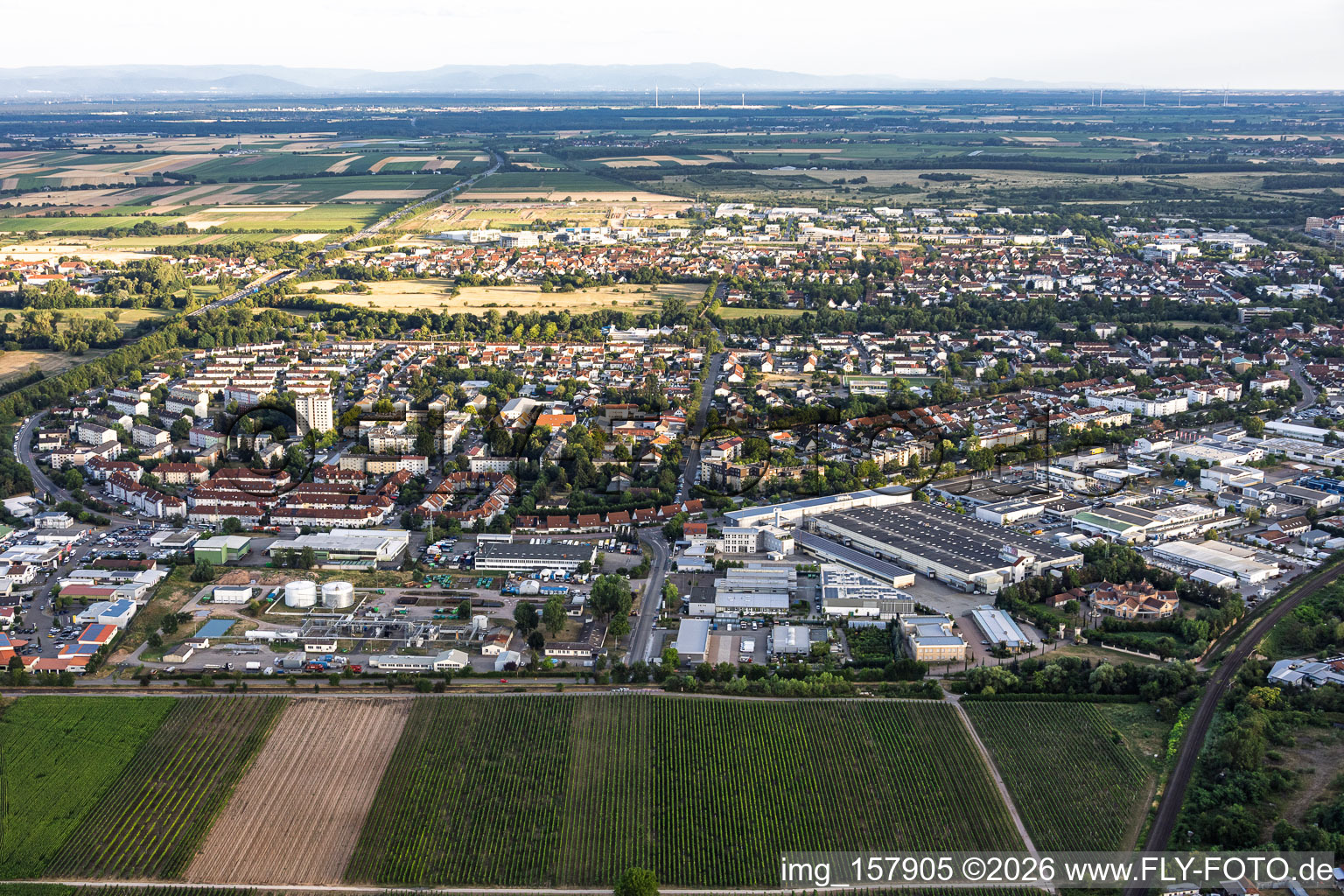Horstring und Gewerbegebiet Landau-Nord aus Norden am Abend in Landau in der Pfalz im Bundesland Rheinland-Pfalz, Deutschland