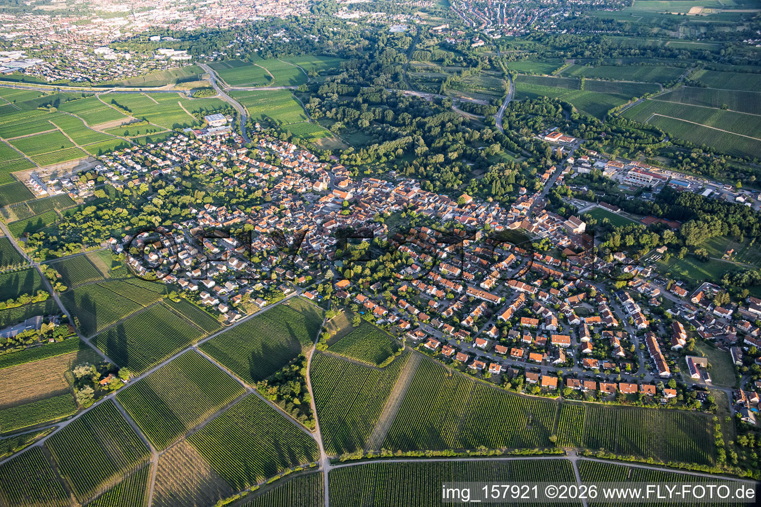 Winzerstadt aus Nordwesten im Ortsteil Godramstein in Landau in der Pfalz im Bundesland Rheinland-Pfalz, Deutschland