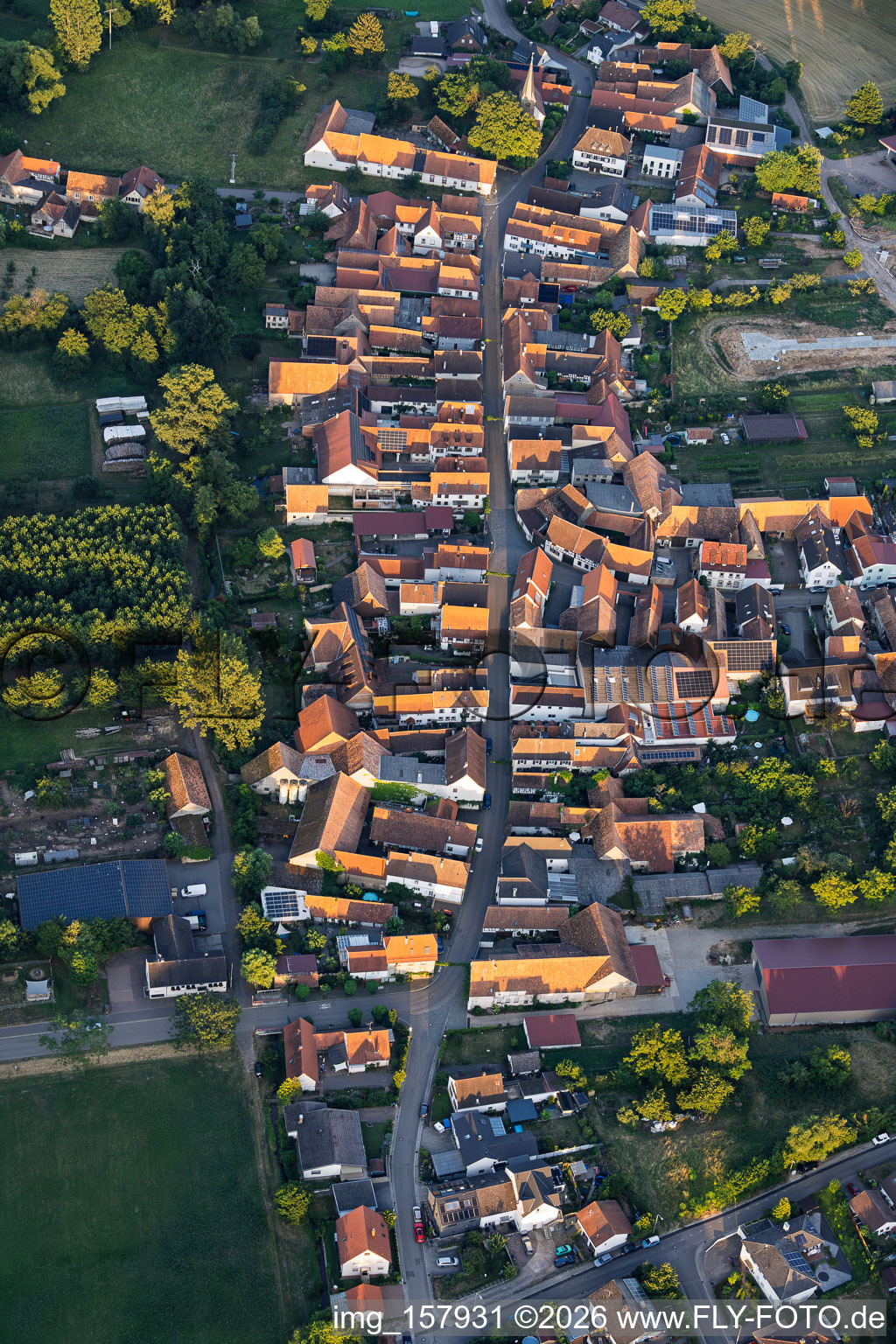 Klingbachstraße von Westen im Ortsteil Klingen in Heuchelheim-Klingen im Bundesland Rheinland-Pfalz, Deutschland