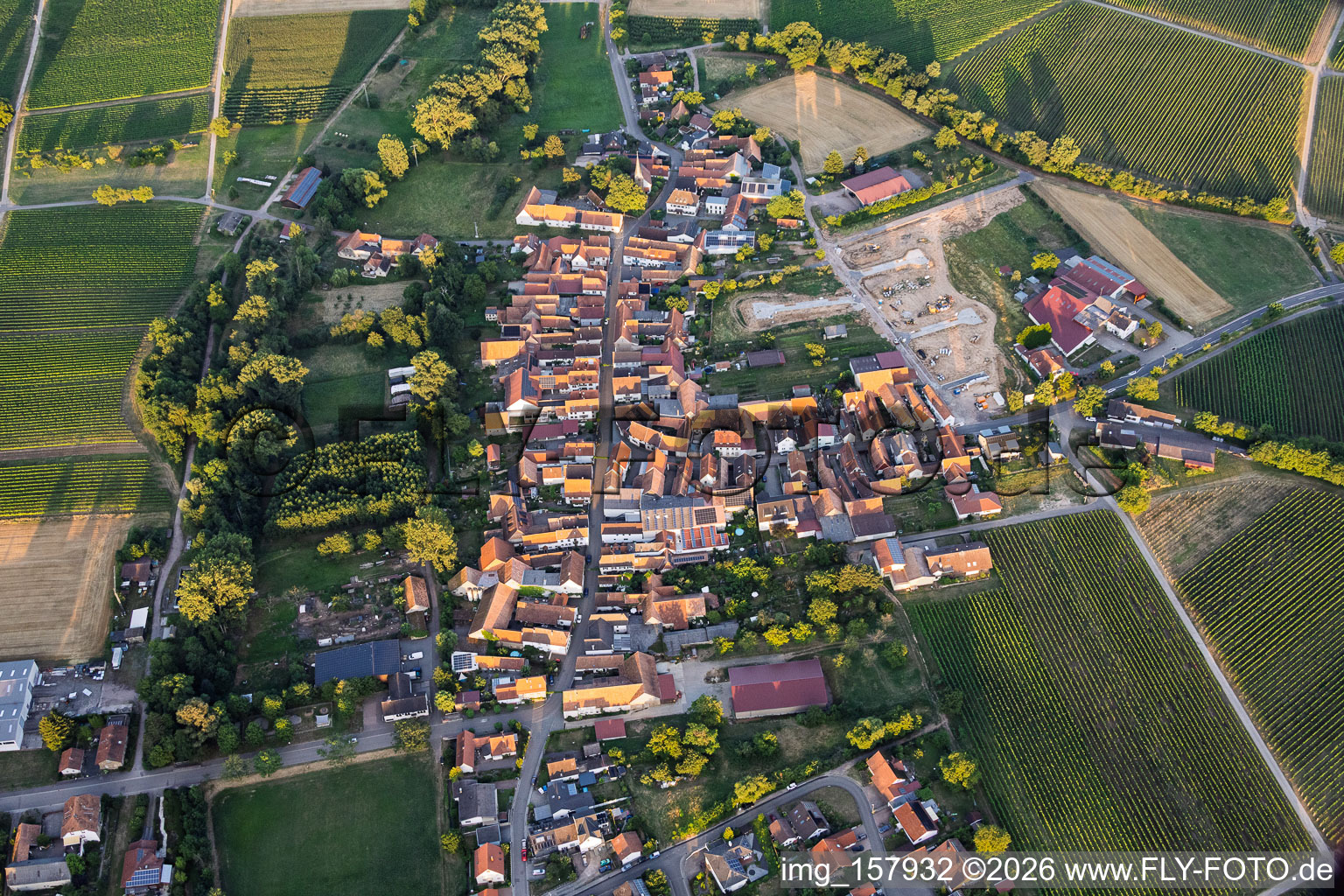 Dorfansicht von Westen am Abend mit Neubaugebiet am Weingut Lindenhof im Ortsteil Klingen in Heuchelheim-Klingen im Bundesland Rheinland-Pfalz, Deutschland