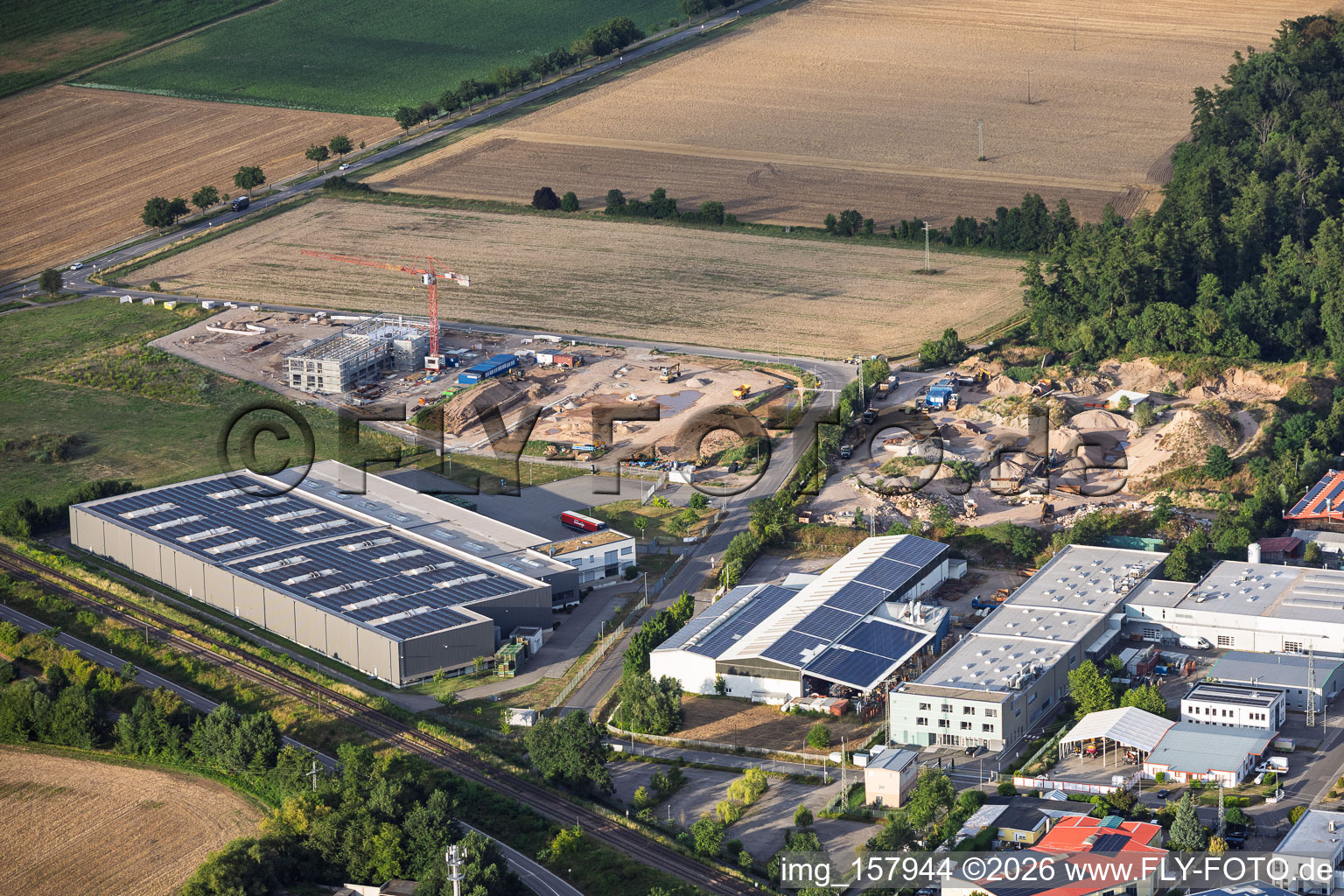 Gewerbegebiet Große Ahlmühle mit Baustelle des neuen Campus von X2E für Verwaltungs- und Produktionsgebäude in Rohrbach im Bundesland Rheinland-Pfalz, Deutschland