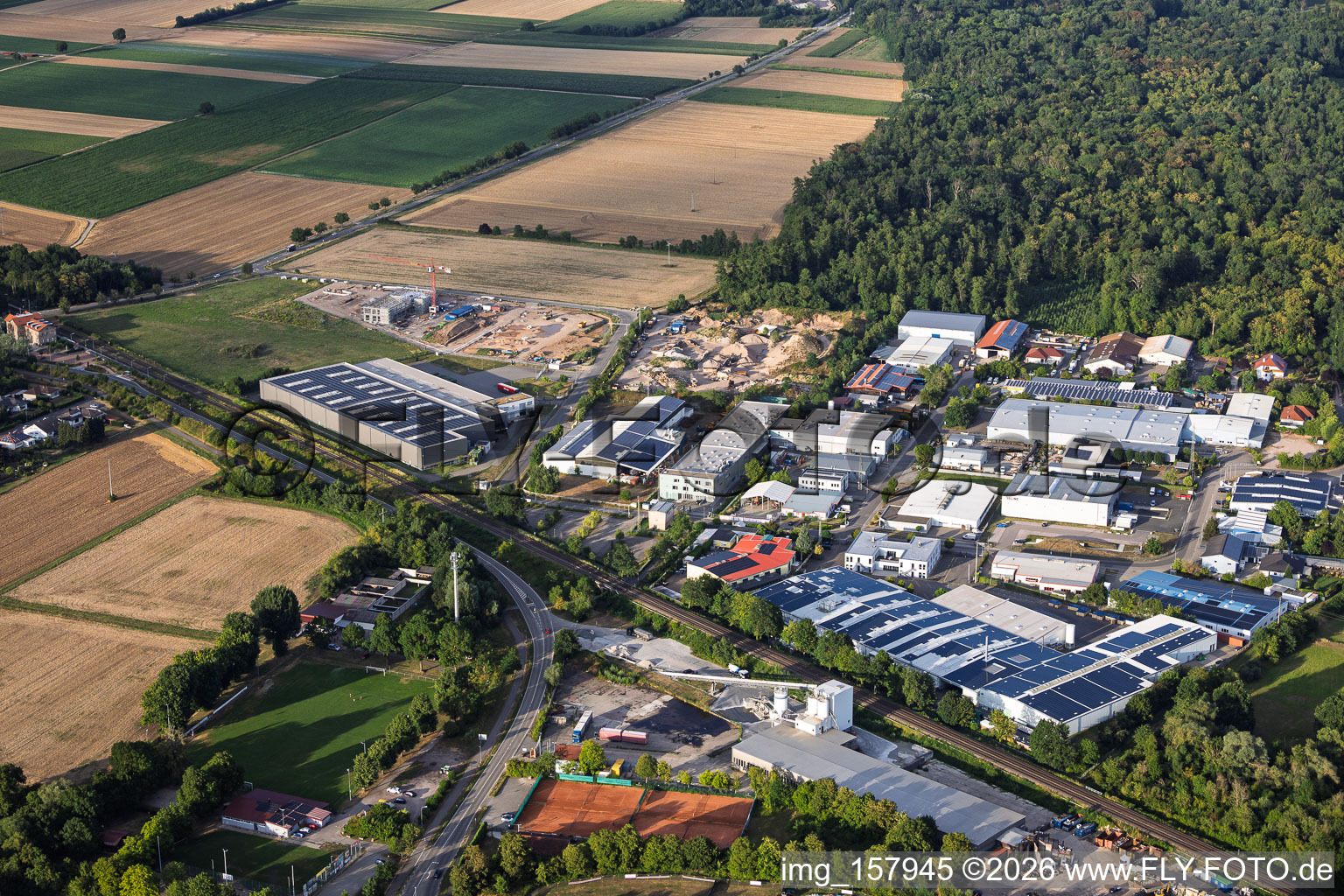 Gewerbegebiet Große Ahlmühle mit Baustelle des neuen Campus von X2E für Verwaltungs- und Produktionsgebäude in Rohrbach im Bundesland Rheinland-Pfalz, Deutschland