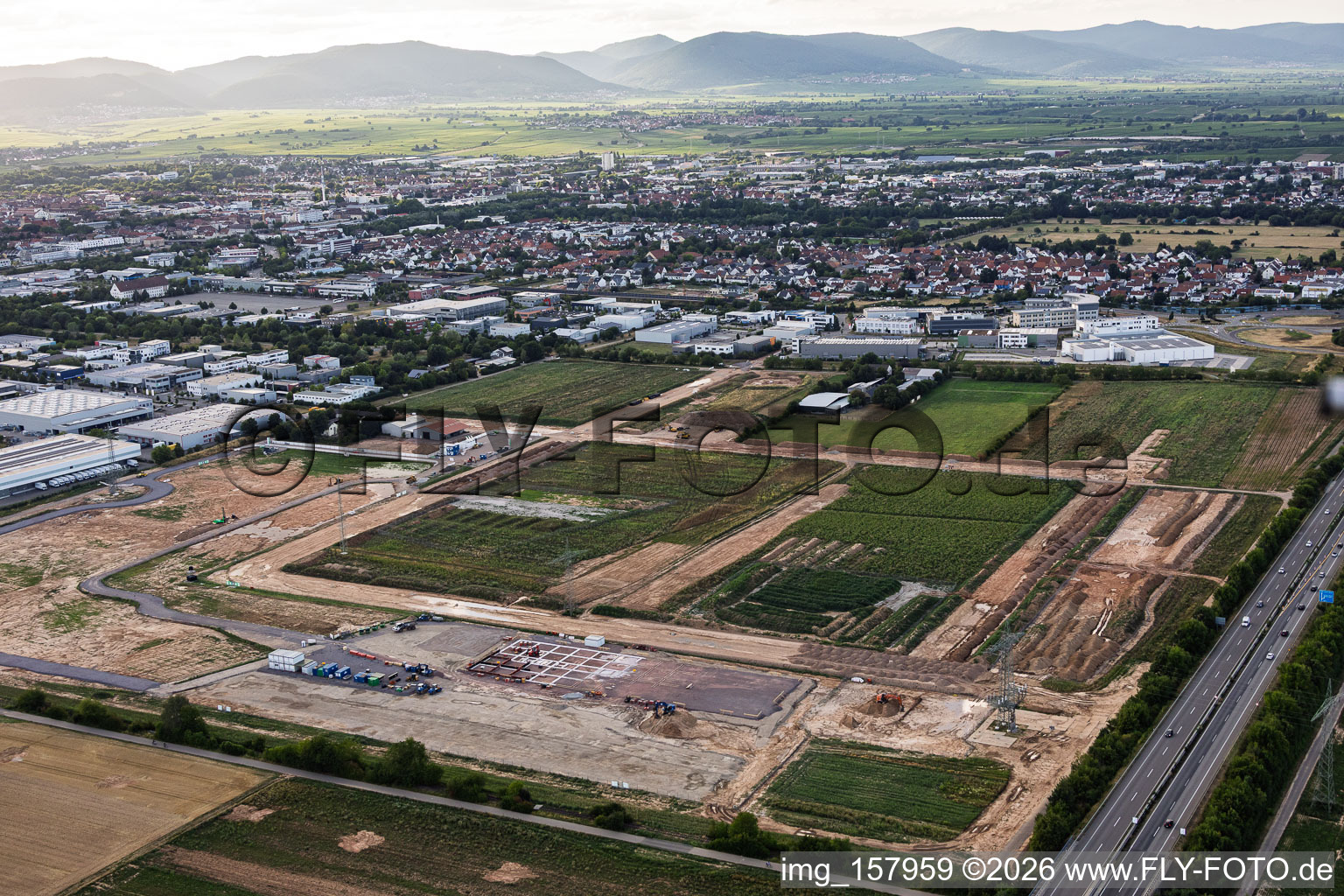 Gewerbegebiet D12 mit Baustelle für Geothermiekraftwerk und Umspannstation von Vulcan aus Südosten in Landau in der Pfalz im Bundesland Rheinland-Pfalz, Deutschland