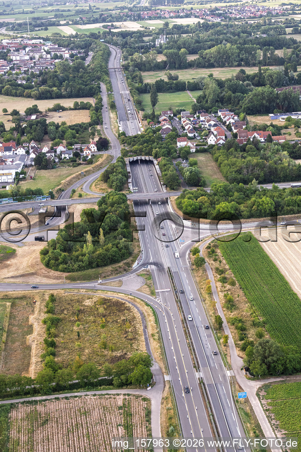 Unterführung der A65 an der Ausfahrt 16 Landau-Zentrum im Ortsteil Queichheim in Landau in der Pfalz im Bundesland Rheinland-Pfalz, Deutschland