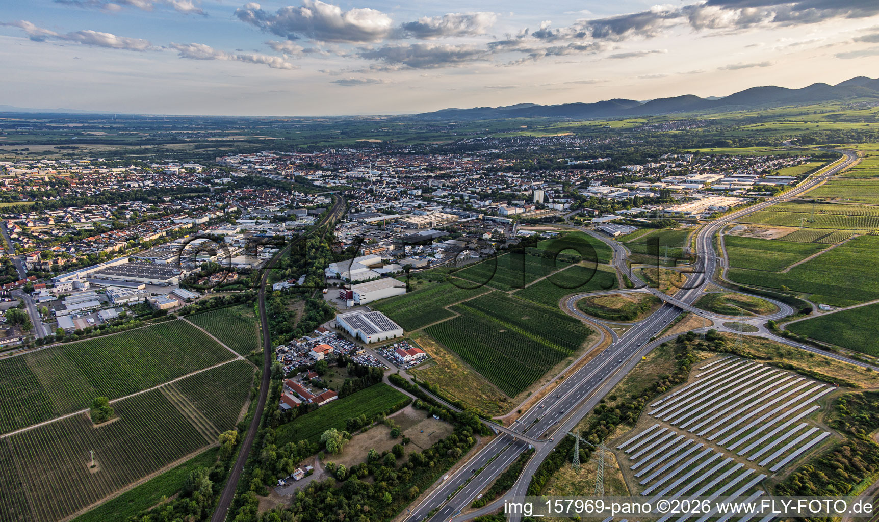 Landau-Nord jenseits der B10 aus Nordosten am Abend in Landau in der Pfalz im Bundesland Rheinland-Pfalz, Deutschland