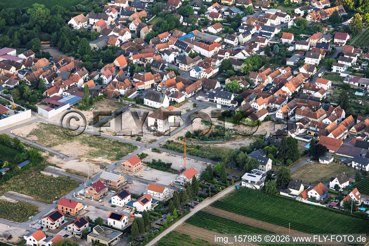 Neubaugebiet Dorfleben an der ehemaligen Sektkellerei in Böchingen im Bundesland Rheinland-Pfalz, Deutschland