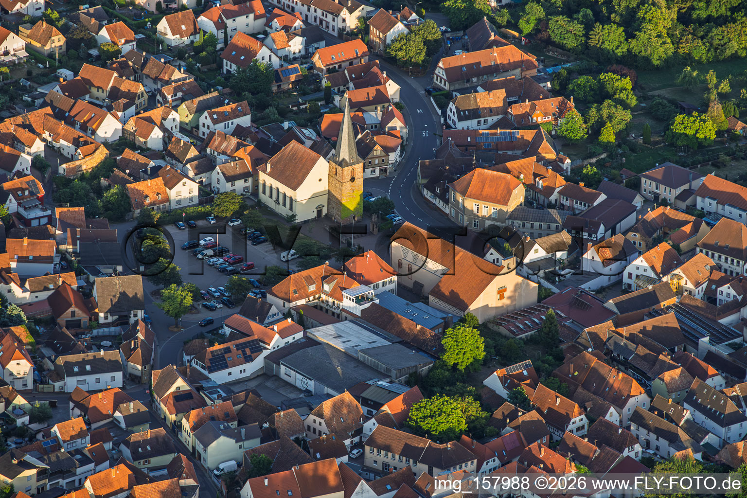 Protestantische Kirche in der Dorfmitte am Abend im Ortsteil Godramstein in Landau in der Pfalz im Bundesland Rheinland-Pfalz, Deutschland