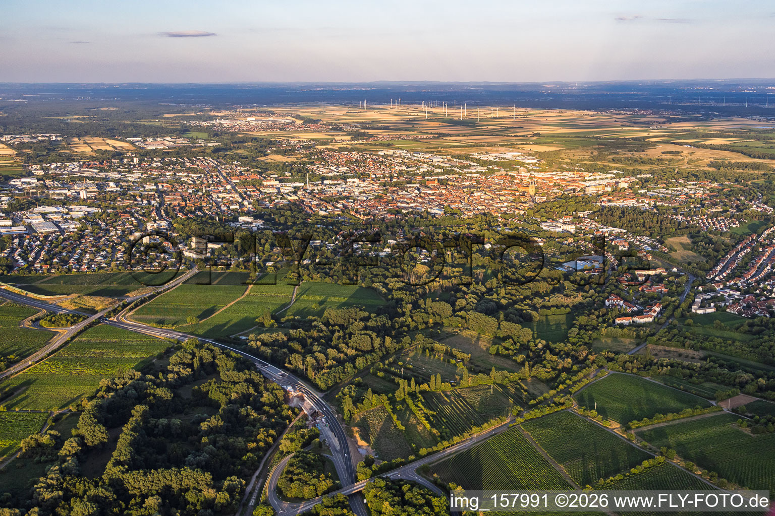 Stadtansicht aus Westen am Abend in Landau in der Pfalz im Bundesland Rheinland-Pfalz, Deutschland