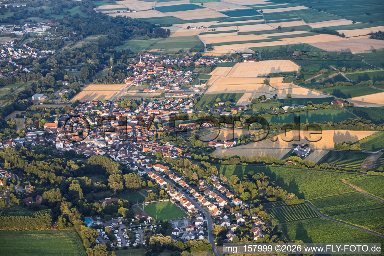 Dorfansicht von Westen am Abend im Ortsteil Ingenheim in Billigheim-Ingenheim im Bundesland Rheinland-Pfalz, Deutschland