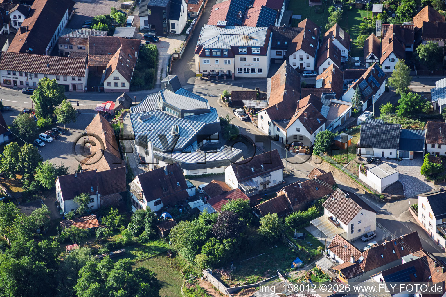 Modernes Kirchengebäude von St. Sebastian in der Dorfmitte in Silz im Bundesland Rheinland-Pfalz, Deutschland
