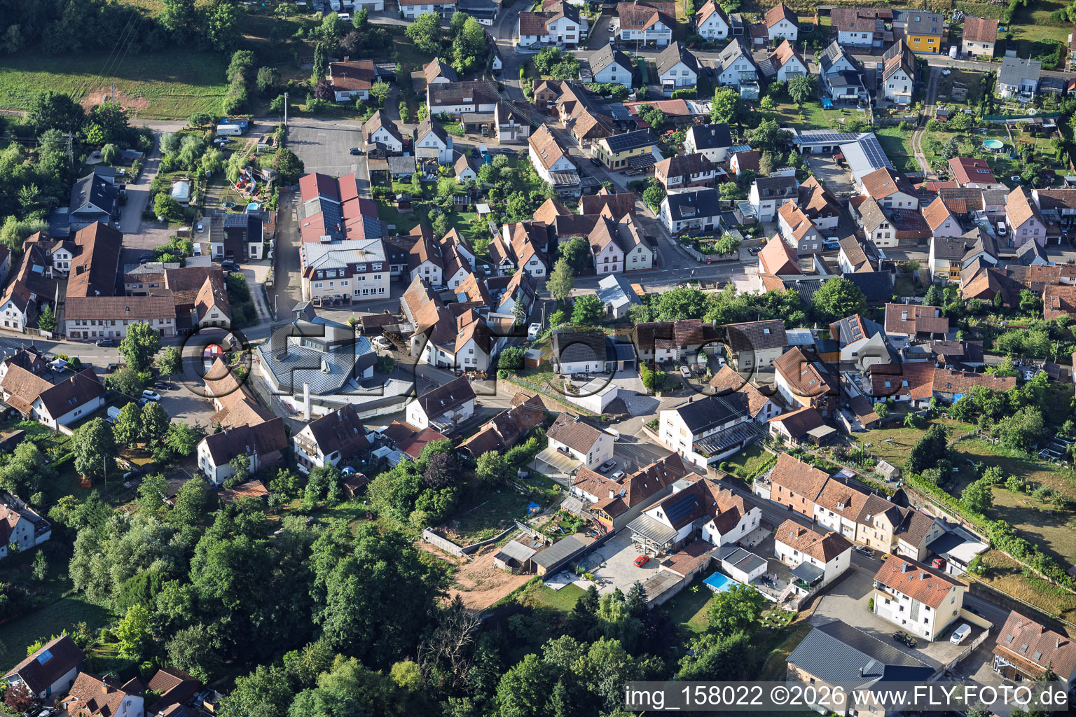 Modernes Kirchengebäude von St. Sebastian und Landgasthof Zur Linde in der Dorfmitte in Silz im Bundesland Rheinland-Pfalz, Deutschland