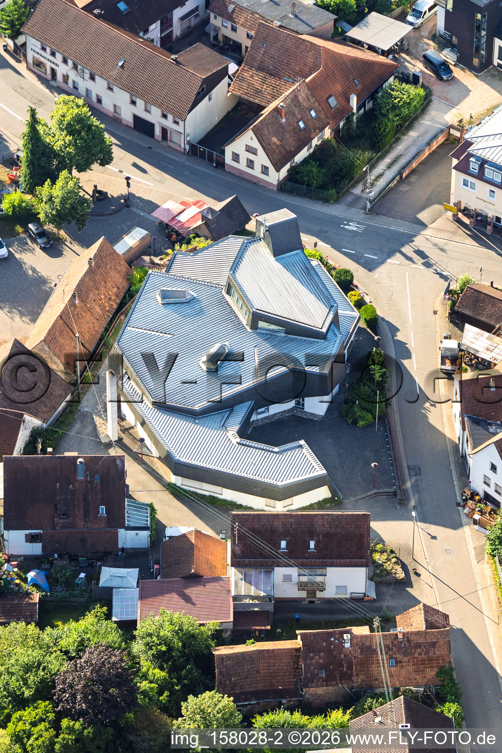 Modernes Kirchengebäude von St. Sebastian in der Dorfmitte in Silz im Bundesland Rheinland-Pfalz, Deutschland