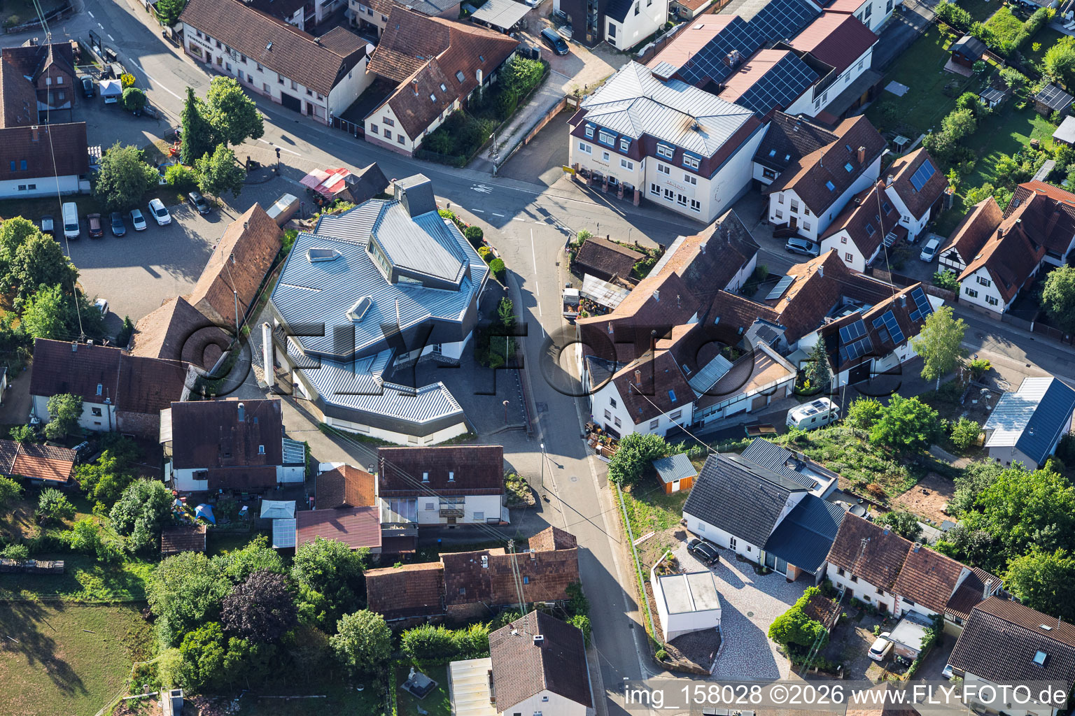 Modernes Kirchengebäude von St. Sebastian und Landgasthof Zur Linde in der Dorfmitte in Silz im Bundesland Rheinland-Pfalz, Deutschland