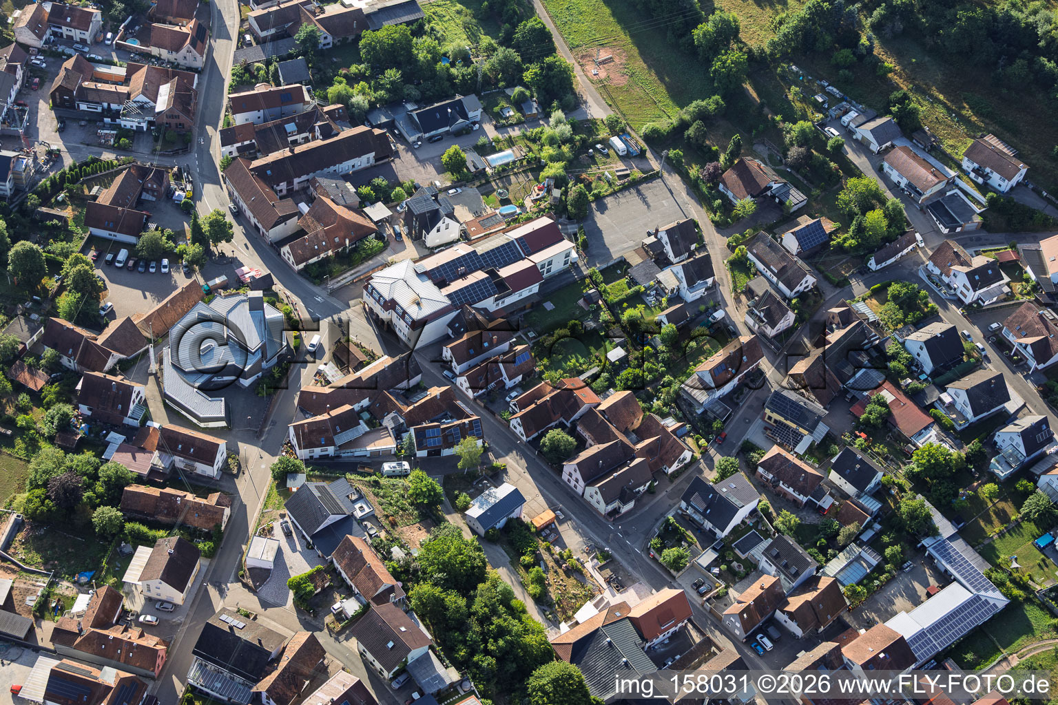 Modernes Kirchengebäude von St. Sebastian in der Dorfmitte in Silz im Bundesland Rheinland-Pfalz, Deutschland