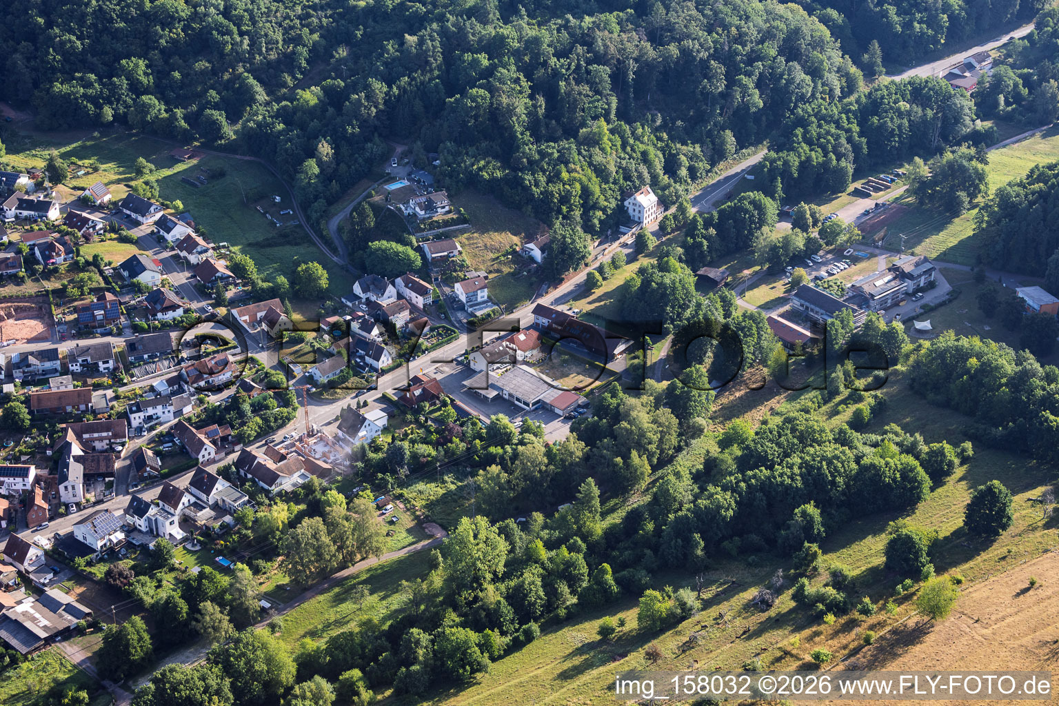 Hauptstraße mit Auto Süss in Silz im Bundesland Rheinland-Pfalz, Deutschland