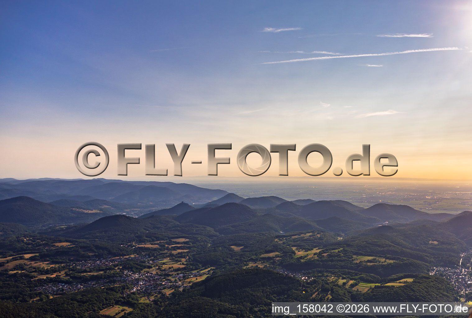 Pfälzerwald bis zur Rheinebene am Morgen aus Südwesten in Völkersweiler im Bundesland Rheinland-Pfalz, Deutschland