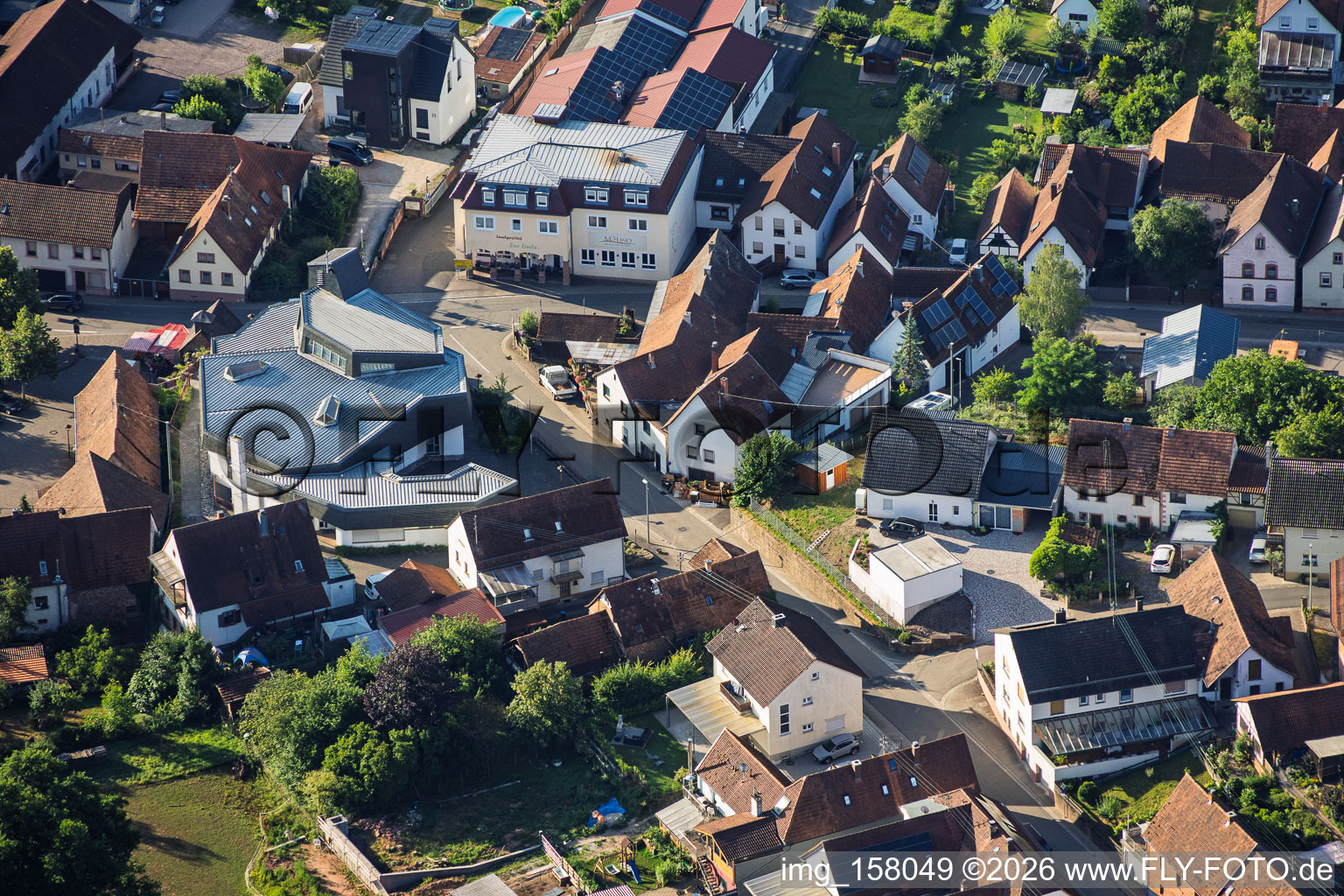 Modernes Kirchengebäude von St. Sebastian in der Dorfmitte in Silz im Bundesland Rheinland-Pfalz, Deutschland