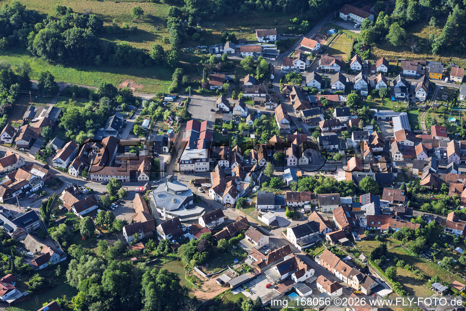 Dorfmitte aus Norden im Ortsteil Stein in Gossersweiler-Stein im Bundesland Rheinland-Pfalz, Deutschland