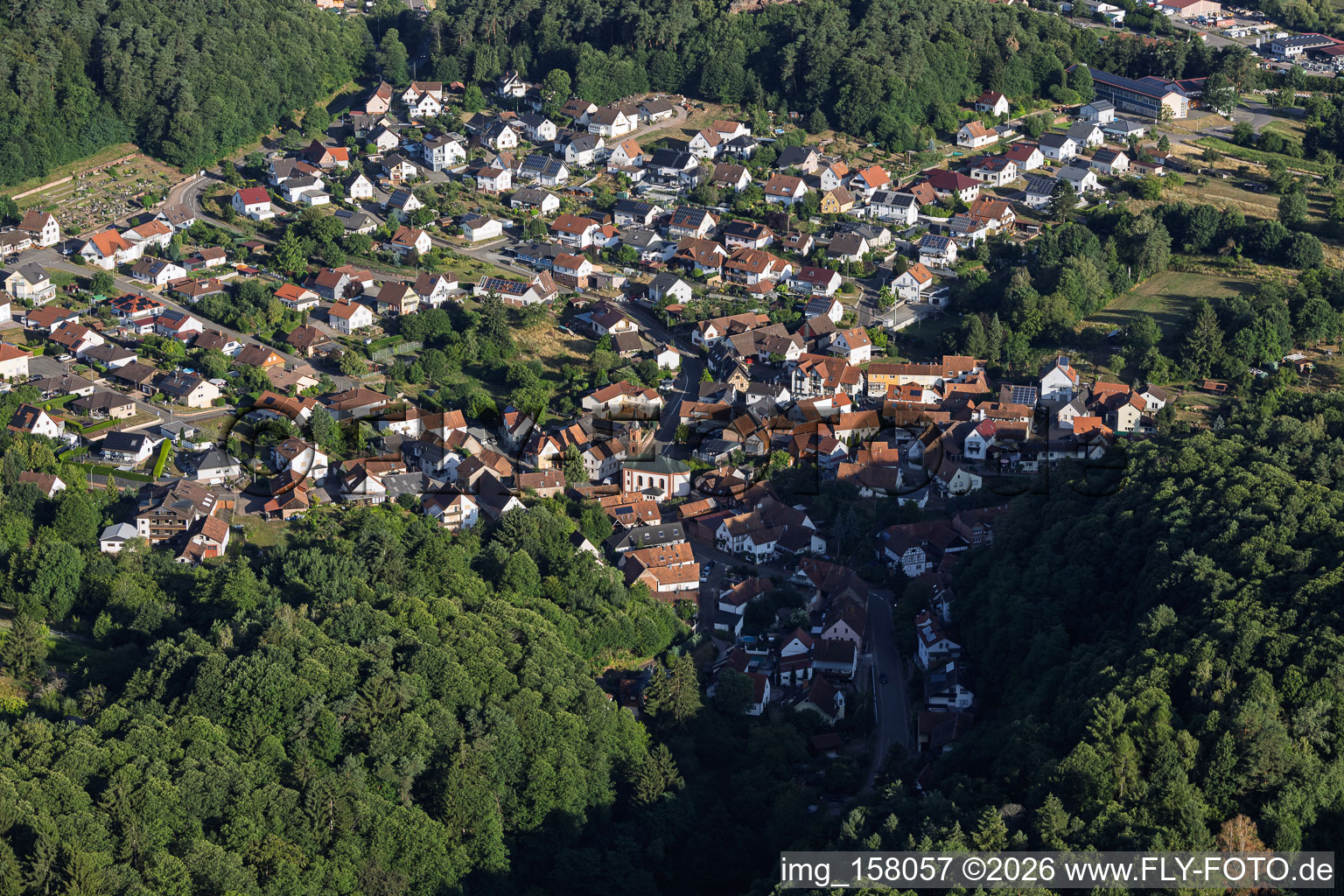 Stein von Südosten in Gossersweiler-Stein im Bundesland Rheinland-Pfalz, Deutschland
