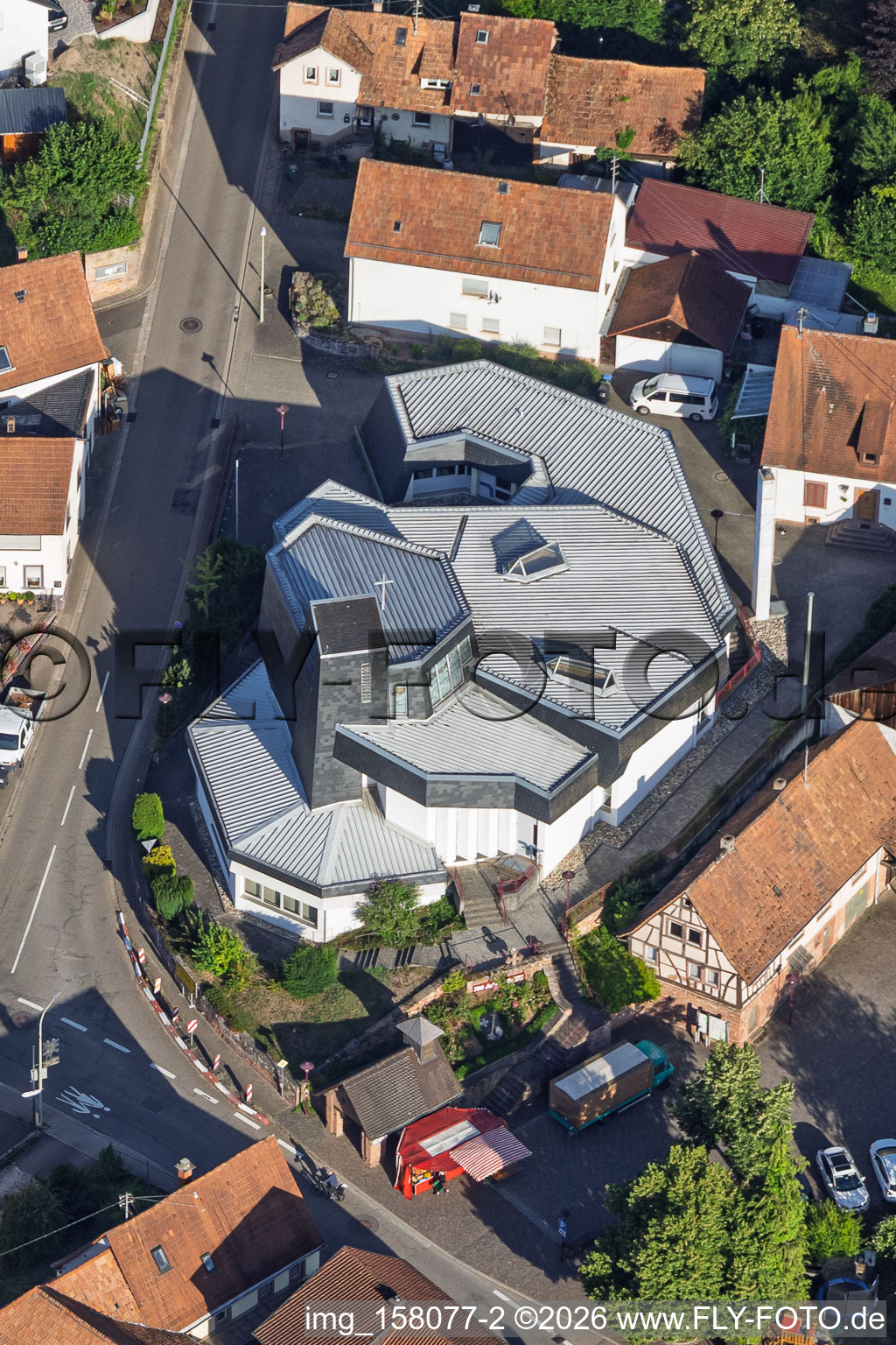 Modernes Kirchengebäude von St. Sebastian in der Dorfmitte in Silz im Bundesland Rheinland-Pfalz, Deutschland