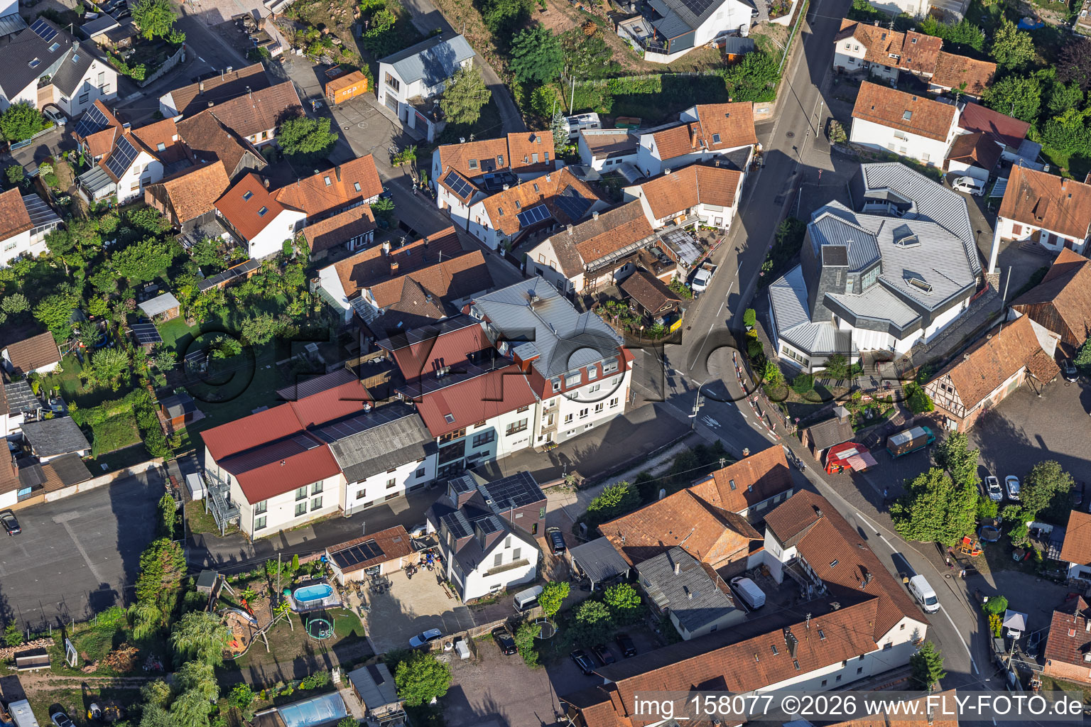 Modernes Kirchengebäude von St. Sebastian und Landgasthof Zur Linde in der Dorfmitte in Silz im Bundesland Rheinland-Pfalz, Deutschland