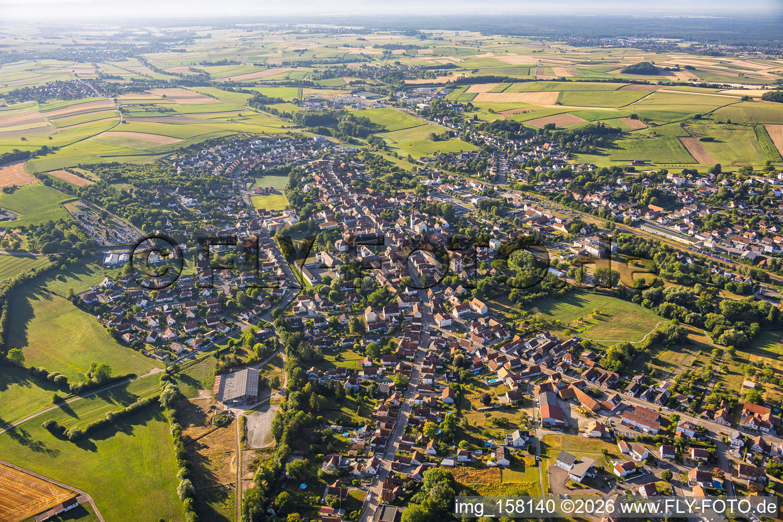 Soultz-sous-Forêts von Nordosten im Bundesland Bas-Rhin, Frankreich