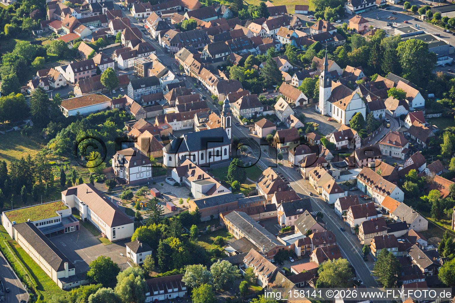 Mairie - école primaire, Église Saint-Pierre-Saint-Paul und Église protestante de Soultz-sous-Forêts im Bundesland Bas-Rhin, Frankreich