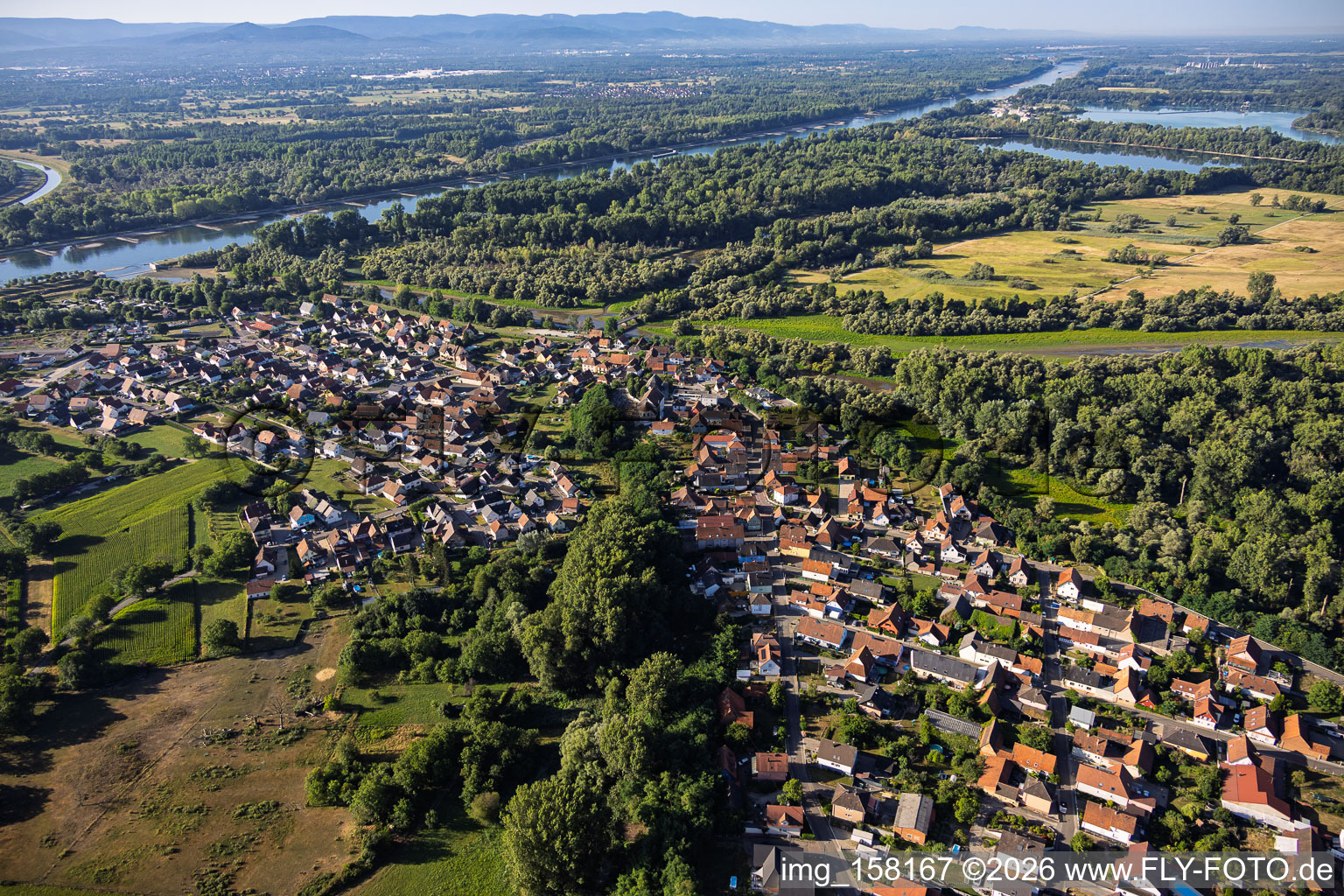 Dorfansicht aus Nordwesten an der Mündung der Sauer in den Rhein in Munchhausen im Bundesland Bas-Rhin, Frankreich