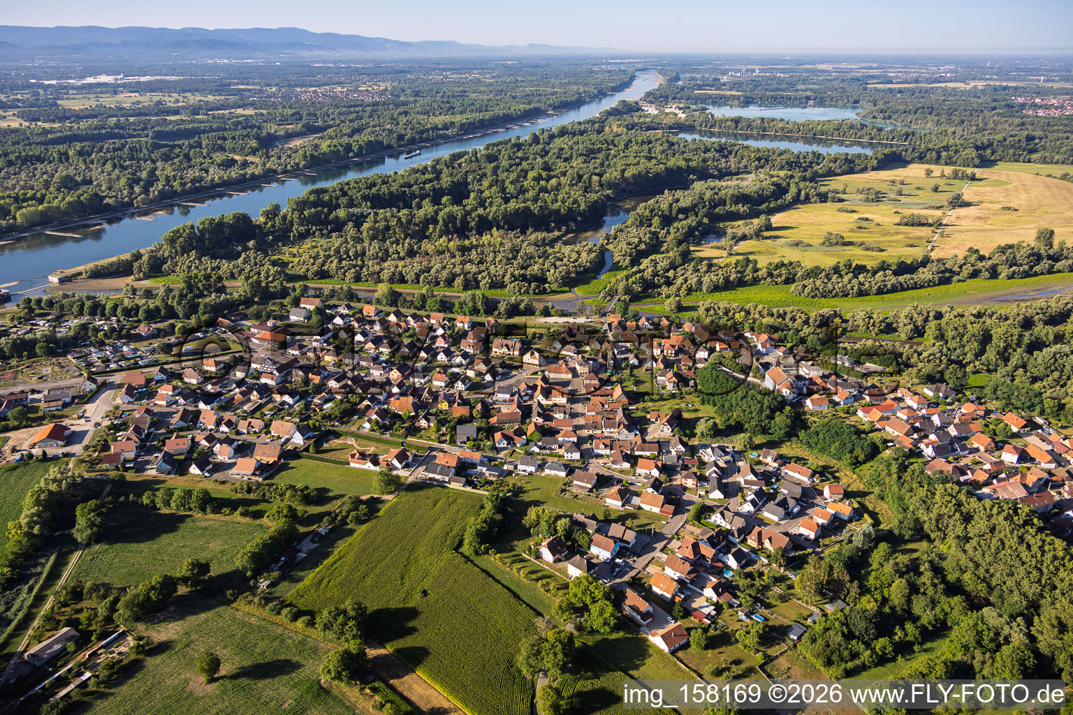 Dorfansicht aus Nordwesten an der Mündung der Sauer in den Rhein in Munchhausen im Bundesland Bas-Rhin, Frankreich