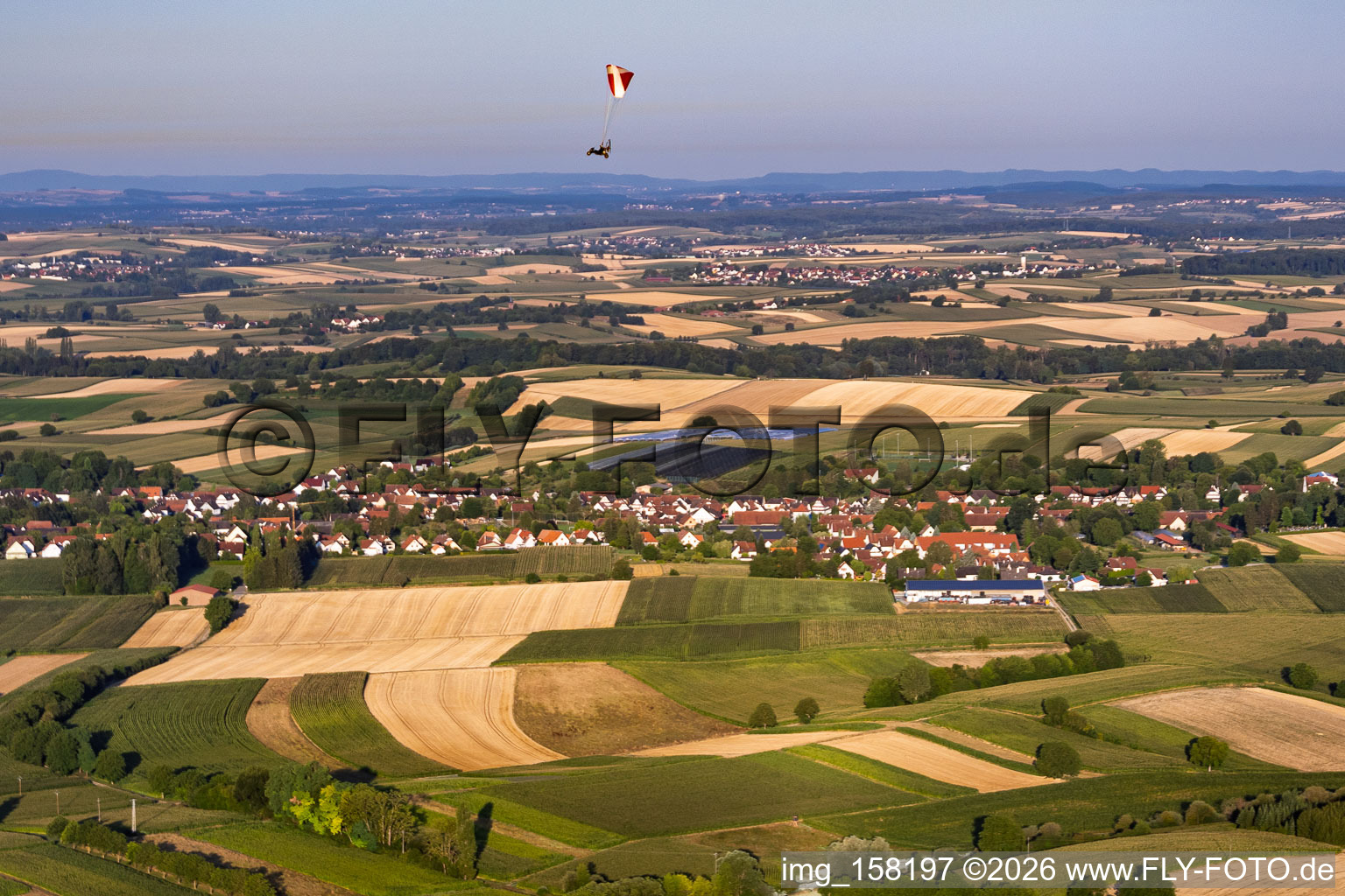 Paraglider über der Ortschaft aus Nordosten in Seebach im Bundesland Bas-Rhin, Frankreich