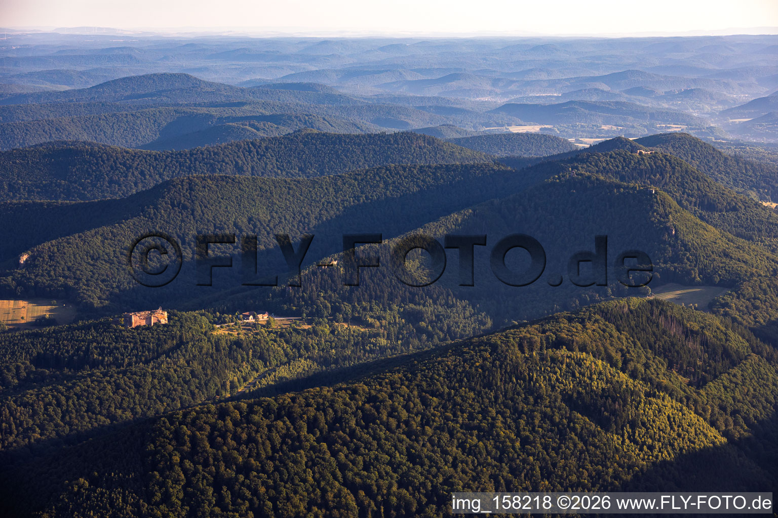 Wasgau von Süden mit Burg Fleckenstein und den drei Burgruinen Krappenfels, Löwenstein und Hoheburg von Süden in Lembach im Bundesland Bas-Rhin, Frankreich