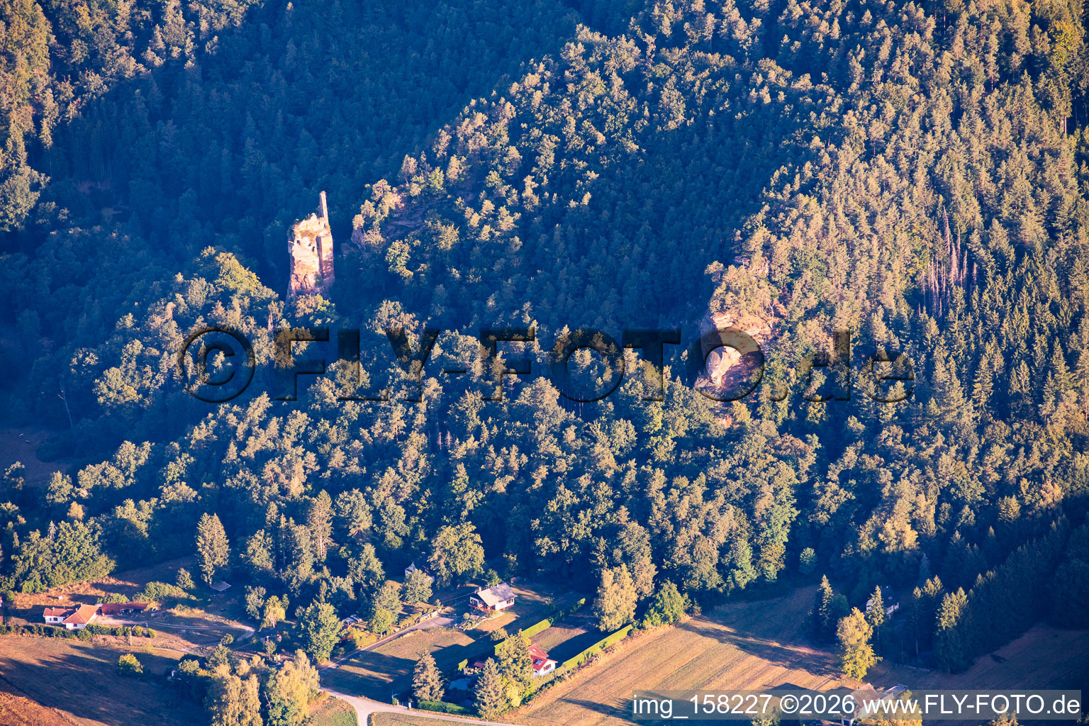 Wolfsfeldsen und Ruine Klein-Arnsberg / Château du Petit-Arnsberg in Obersteinbach im Bundesland Bas-Rhin, Frankreich