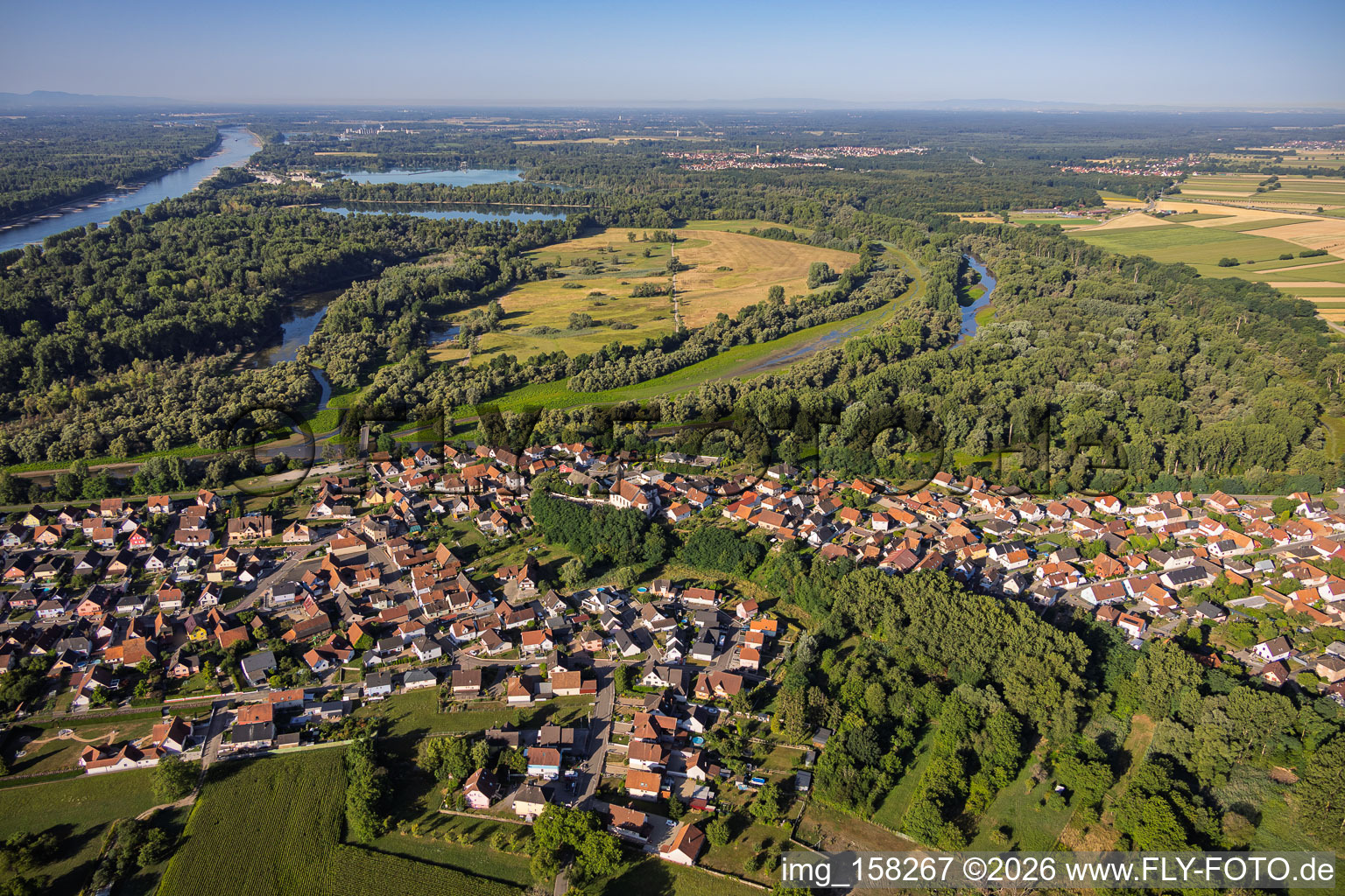 Dorfansicht aus Norden an der Mündung der Sauer in den Rhein in Munchhausen im Bundesland Bas-Rhin, Frankreich
