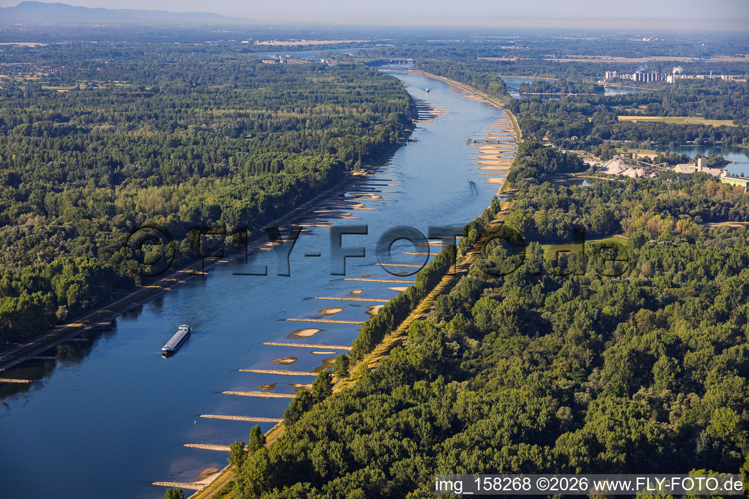 Rhein bei Niedrigwasser in Munchhausen im Bundesland Bas-Rhin, Frankreich