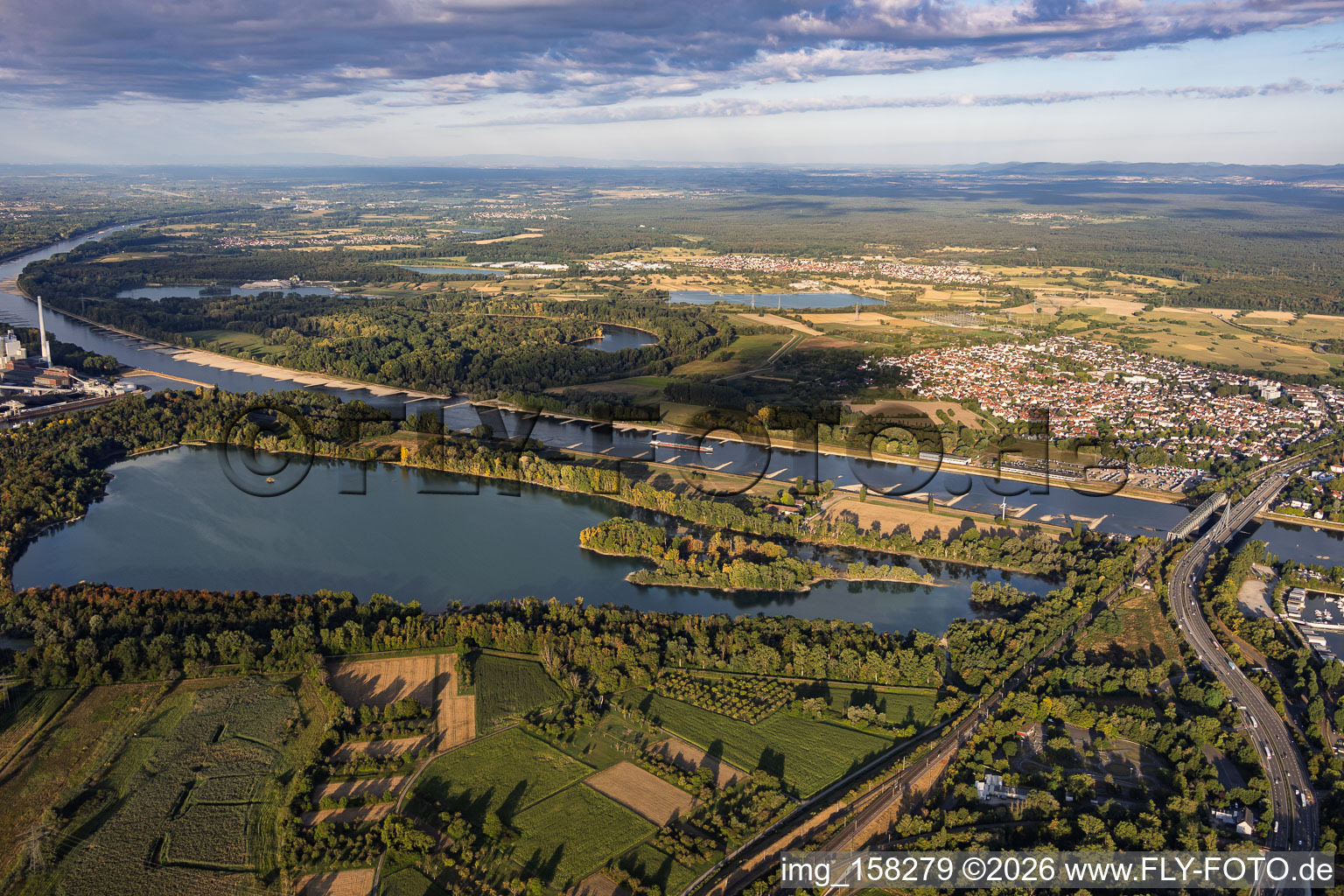 Niedrigwasser am Rhein zwischen Rheinbrücken und Kraftwerk jenseits des Knielinger Sees im Ortsteil Knielingen in Karlsruhe im Bundesland Baden-Württemberg, Deutschland