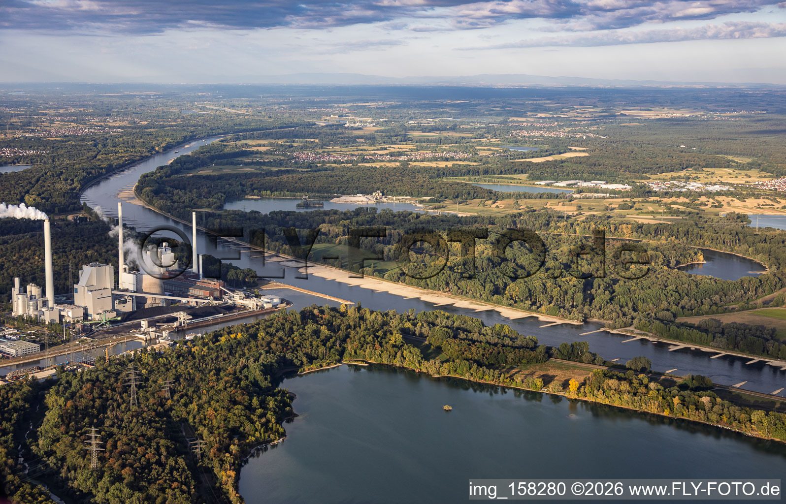 Niedrigwasser am Rhein zwischen Rheinhafen-Dampfkraftwerk Karlsruhe und Knielinger See im Ortsteil Knielingen im Bundesland Baden-Württemberg, Deutschland