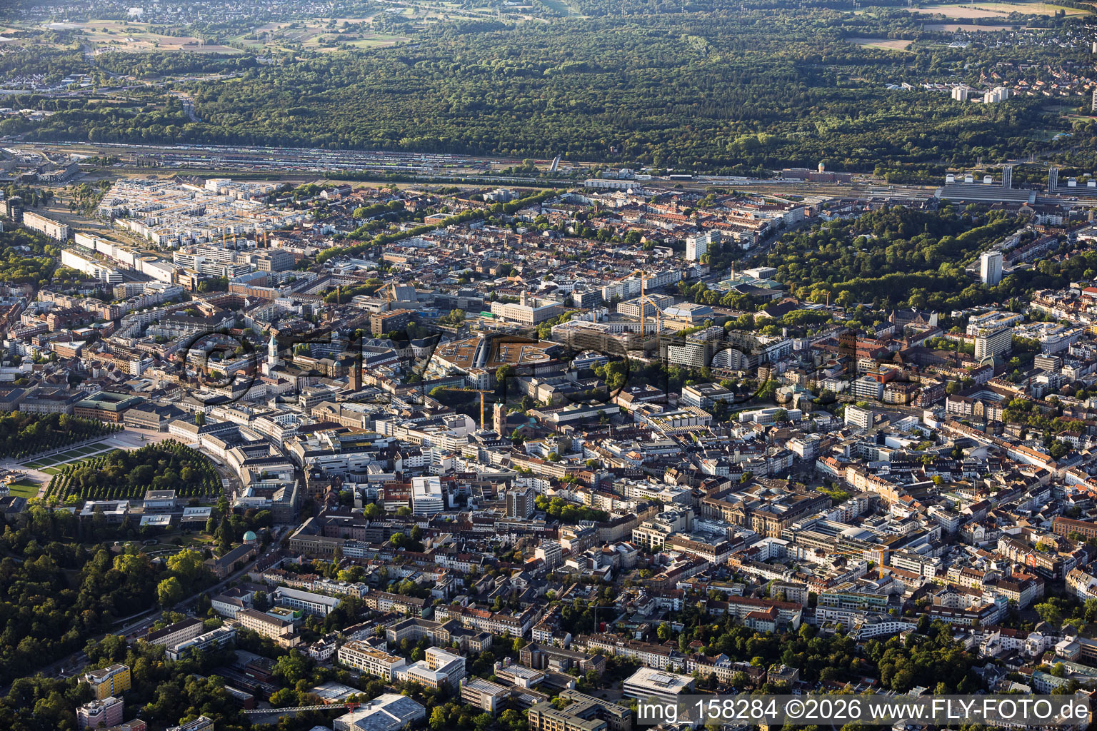 Stadtübersicht aus Nordwesten zwischen Schloss und Hauptbahnhof im Ortsteil Innenstadt-Ost in Karlsruhe im Bundesland Baden-Württemberg, Deutschland