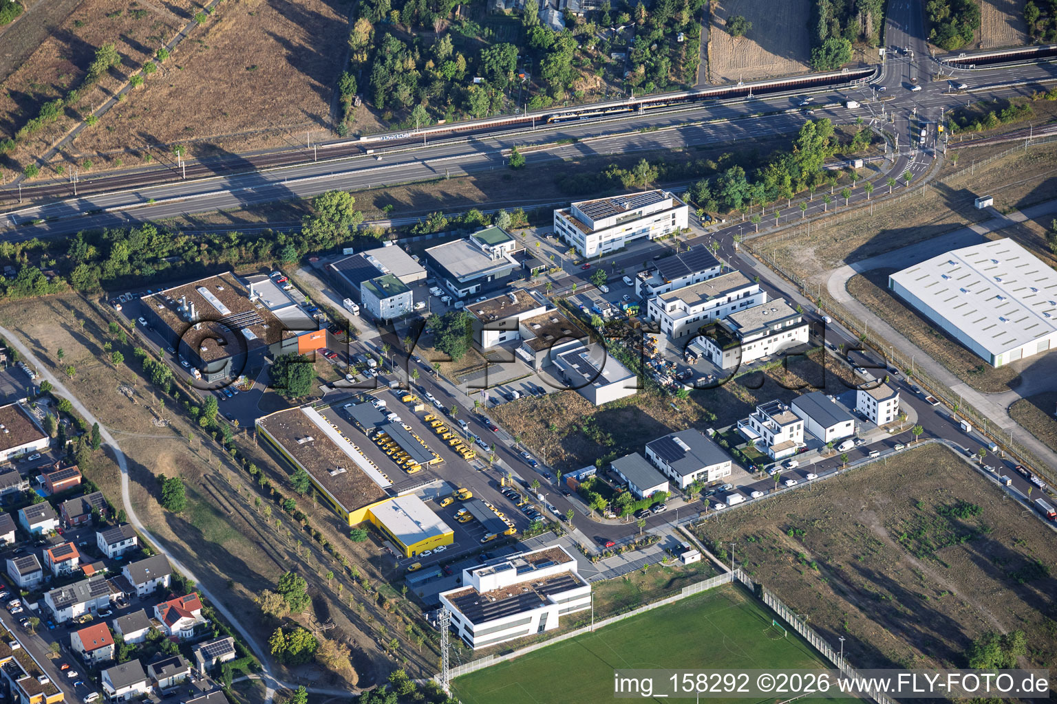 Gewerbegebiet Johann-Georg-Schlosser-Straße mit Deutsche Post Neureut Zustellbasis und EBI® Computerlösungen - Michael Ebinger in Karlsruhe im Bundesland Baden-Württemberg, Deutschland
