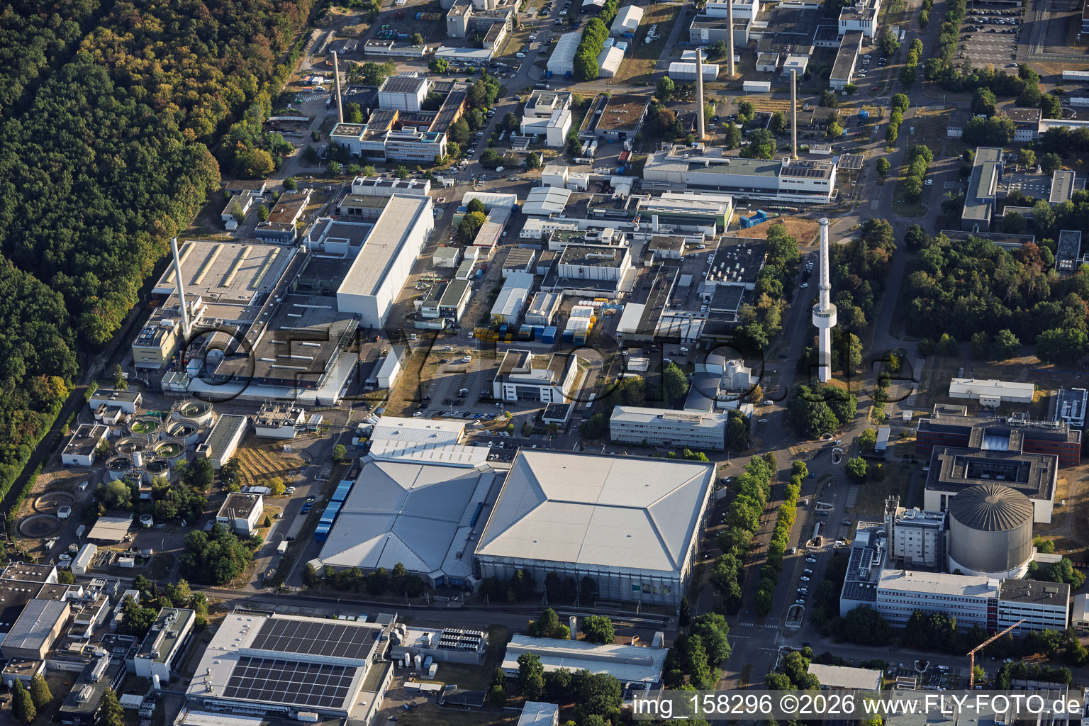 Karlsruhe Institut für Technologie - Campus Nord mit Institut für Neutronenphysik und Reaktortechnik und Kerntechnische Entsorgung Karlsruhe GmbH im Ortsteil Leopoldshafen in Eggenstein-Leopoldshafen im Bundesland Baden-Württemberg, Deutschland
