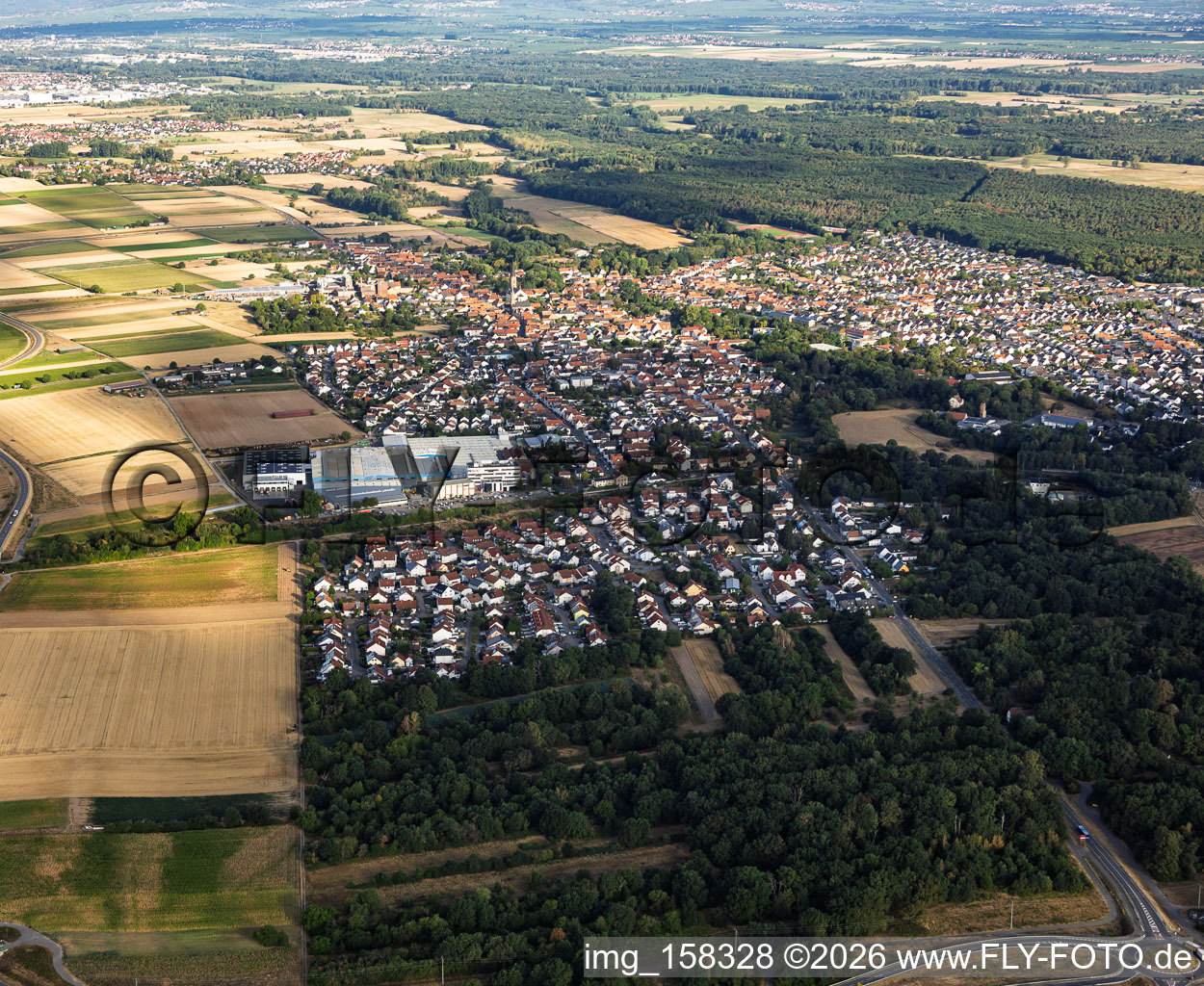 Stadtansicht aus Südosten in Bellheim im Bundesland Rheinland-Pfalz, Deutschland