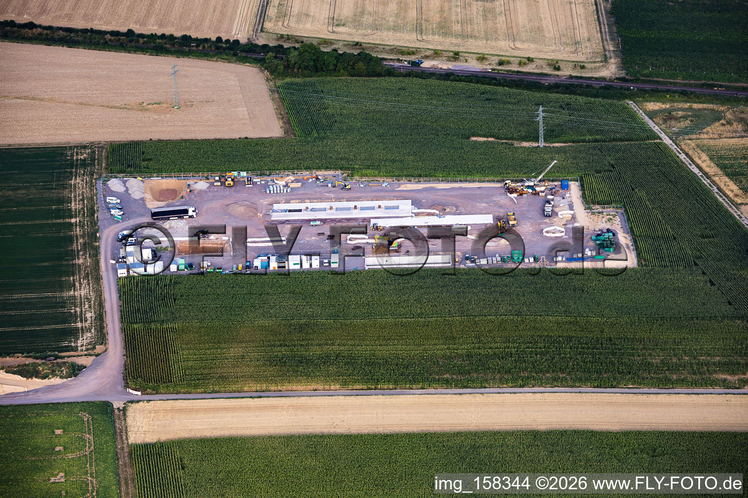 Baustelle des zweiten Bohrplatz auf dem Trappelberg des Lionheart-Projekts der Vulcan Energy für die zukünftige klimaneutrale Wärmeversorgung der Stadt Landau sowie Lithiumextraktion und Stromproduktion durch ORC-Anlage in Rohrbach im Bundesland Rheinland-Pfalz, Deutschland