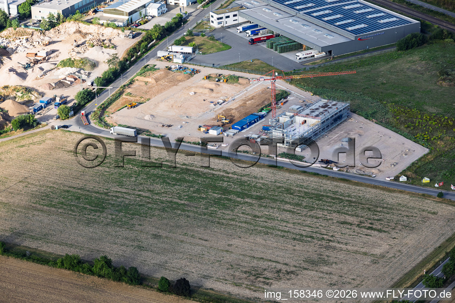 Baustelle für das neue Campus von X2E für Verwaltungs- und Produktionsgebäude in Rohrbach im Bundesland Rheinland-Pfalz, Deutschland