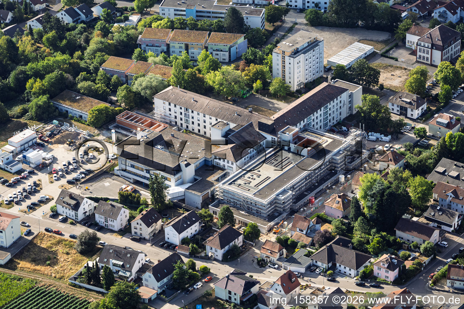 Baustelle für den NEUBAU der NOTAUFNAHME, INTENSIVMEDIZIN UND DIAGNOSTIKBEREICHE der Asklepios Südpfalzkliniken GmbH. Projektsteuerung: BPM Bau- und Projektmanagement Hart GmbH. BPM Architektur, Planung + Objektüberwachung: alsh sander hofrichter architekten GmbH Gesellschaft für Architektur und Generalplanung. Planungsbüro Noll GmbH , TGA-Planung / Heizung-Lüftung-Sanitär-Medizinische Gase-Gebäudeautomation, TGA-Planung / Stark- u. Schwachstromtechnische Anlagen / Fördertechnik: DE-Plan GmbH & Co. KG, Tragwerksplanung: ZPP Ingenieure AG, Freianlagen hofmann_röttgen Landschaftsarchitekten BDLA, Brandschutz: Rieser-Wessel Brandschutzsachverständige & Ingenieure PartG mbB und Bauphysik / Schallschutz-Akustik: Ingenieurbüro Seidel in Kandel im Bundesland Rheinland-Pfalz, Deutschland