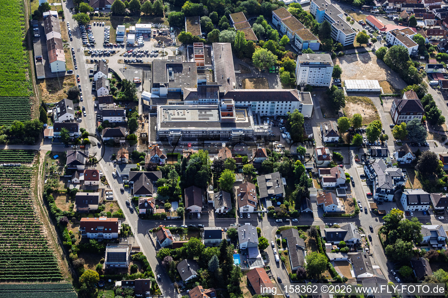 Baustelle für den NEUBAU der NOTAUFNAHME, INTENSIVMEDIZIN UND DIAGNOSTIKBEREICHE der Asklepios Südpfalzkliniken GmbH. Projektsteuerung: BPM Bau- und Projektmanagement Hart GmbH. BPM Architektur, Planung + Objektüberwachung: alsh sander hofrichter architekten GmbH Gesellschaft für Architektur und Generalplanung. Planungsbüro Noll GmbH , TGA-Planung / Heizung-Lüftung-Sanitär-Medizinische Gase-Gebäudeautomation, TGA-Planung / Stark- u. Schwachstromtechnische Anlagen / Fördertechnik: DE-Plan GmbH & Co. KG, Tragwerksplanung: ZPP Ingenieure AG, Freianlagen hofmann_röttgen Landschaftsarchitekten BDLA, Brandschutz: Rieser-Wessel Brandschutzsachverständige & Ingenieure PartG mbB und Bauphysik / Schallschutz-Akustik: Ingenieurbüro Seidel in Kandel im Bundesland Rheinland-Pfalz, Deutschland