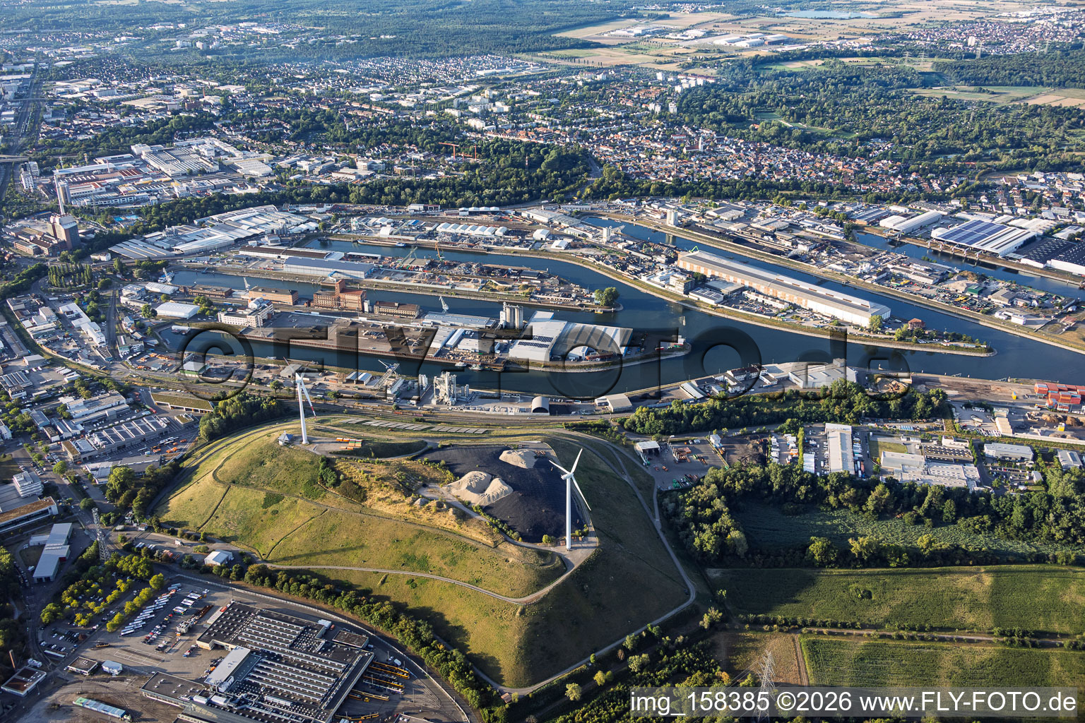 Rheinhäfen Karlsruhe jenseits der Deponie West (Energieberg) mit 2 Windkraftanlagen im Ortsteil Knielingen im Bundesland Baden-Württemberg, Deutschland