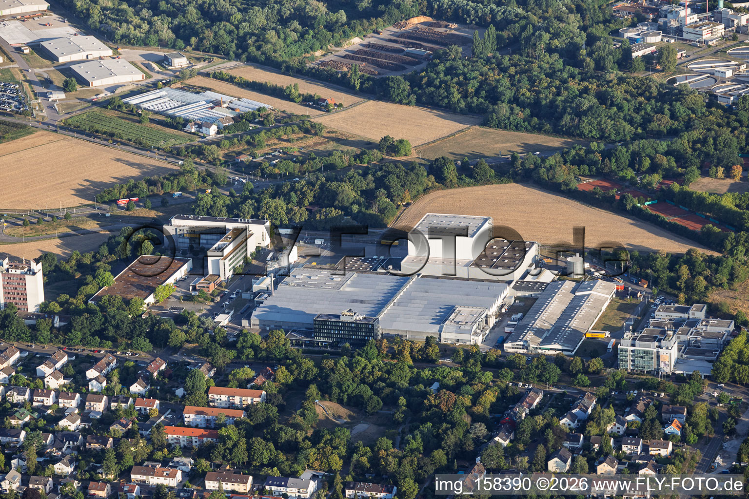 L'OREAL Produktion Deutschland GmbH & Co. KG  aus Südosten im Ortsteil Nordweststadt in Karlsruhe im Bundesland Baden-Württemberg
