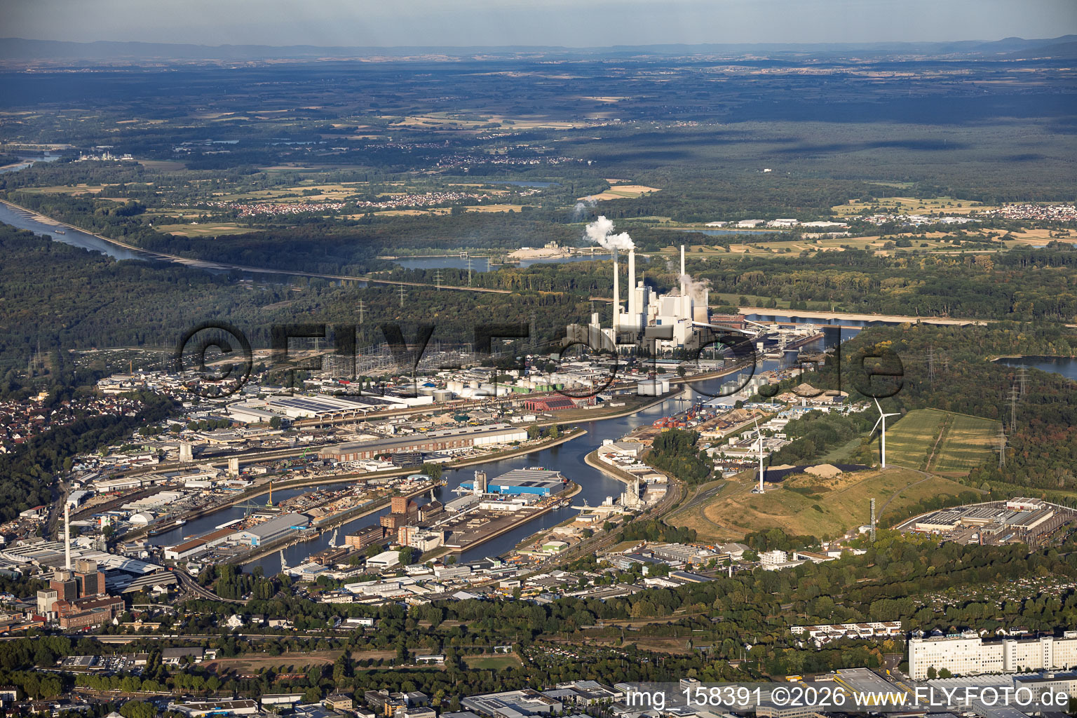Rheinhäfen Karlsruhe und Deponie West (Energieberg) mit 2 Windkraftanlagen vor dem Dampfkraftwerk Karlsruhe aus Osten im Ortsteil Mühlburg im Bundesland Baden-Württemberg, Deutschland