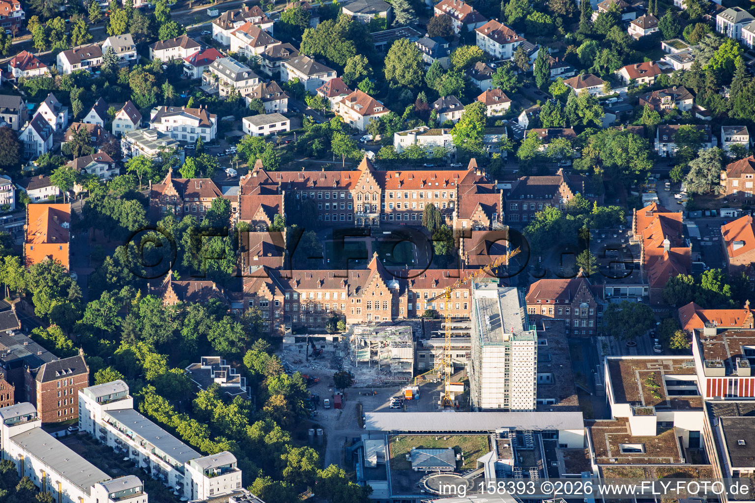 Altbau und Baustelle am Integrierten Notfallzentrum des Städtischen Klinikum Karlsruhe gGmbH mit Klinik für Gefäß im Ortsteil Nordweststadt im Bundesland Baden-Württemberg, Deutschland