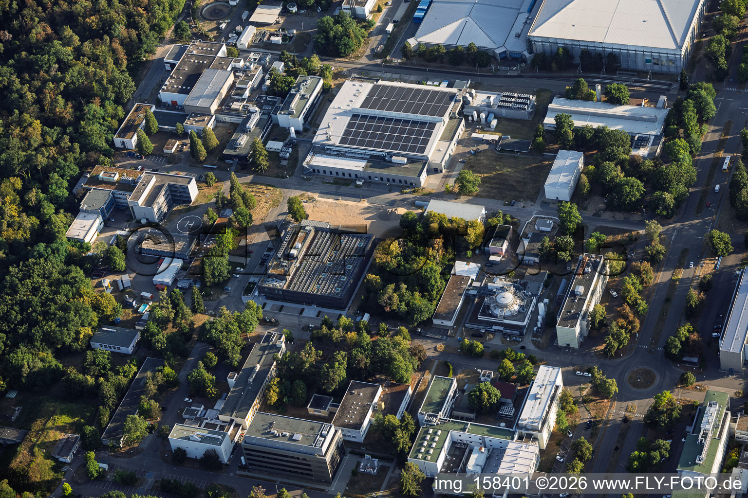 Karlsruhe Institut für Technologie - Campus Nord mit Institute of Meteorology and Climate Research - Atmospheric Aerosol Research (IMK-AAF) und Institut für Biologische und chemische systeme im Ortsteil Leopoldshafen in Eggenstein-Leopoldshafen im Bundesland Baden-Württemberg, Deutschland