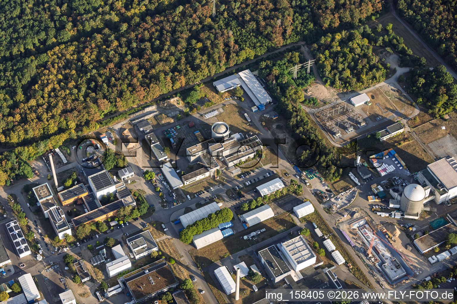 Karlsruhe Institut für Technologie - Campus Nord mit Institute of Catalysis Research & Technology (IKFT) und KNK Personendosimetrie und Ausbildung im Ortsteil Leopoldshafen in Eggenstein-Leopoldshafen im Bundesland Baden-Württemberg, Deutschland